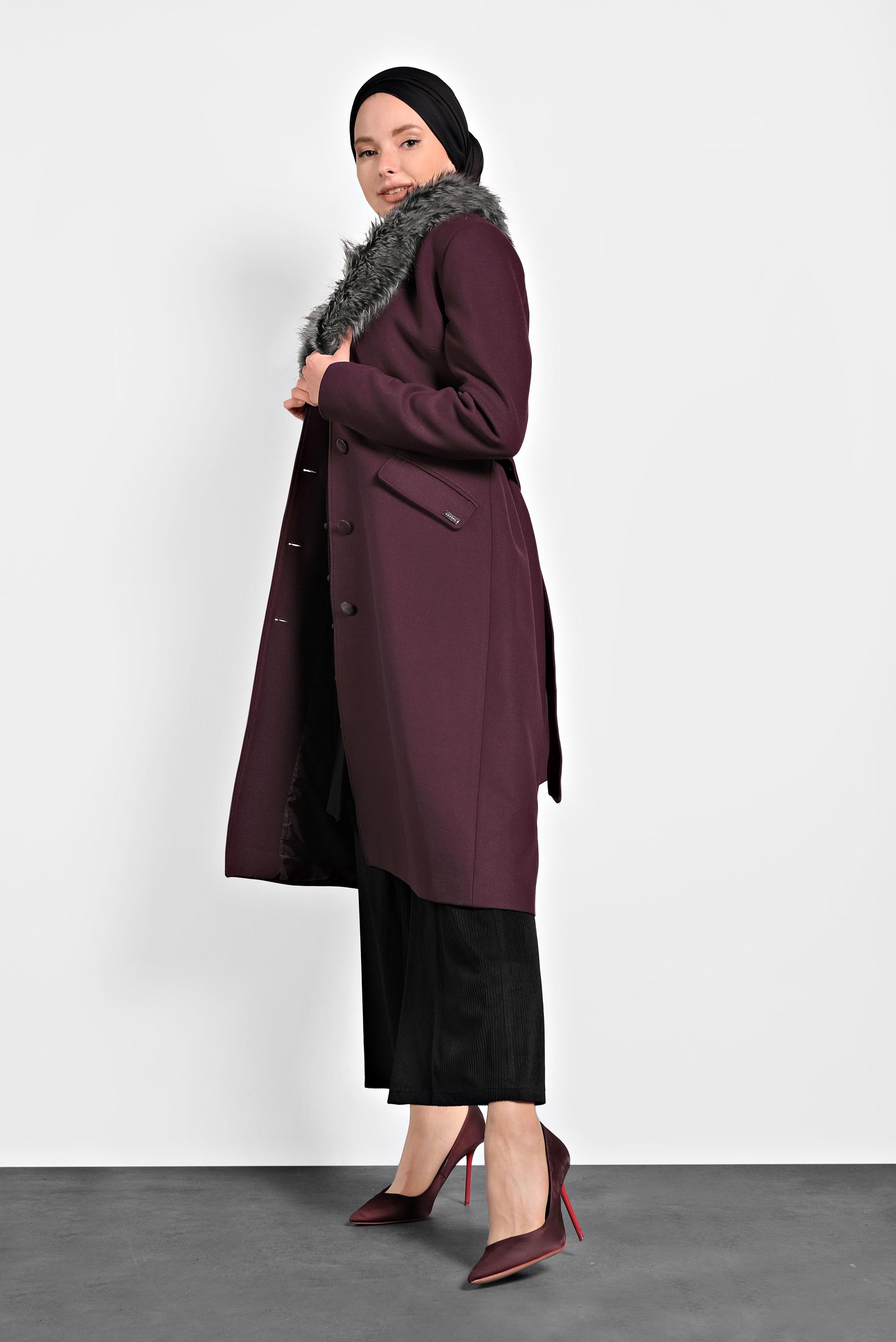 Tesettür giyim BORDO YAKASI KÜRKLÜ DÜĞMELİ KABAN 90032 