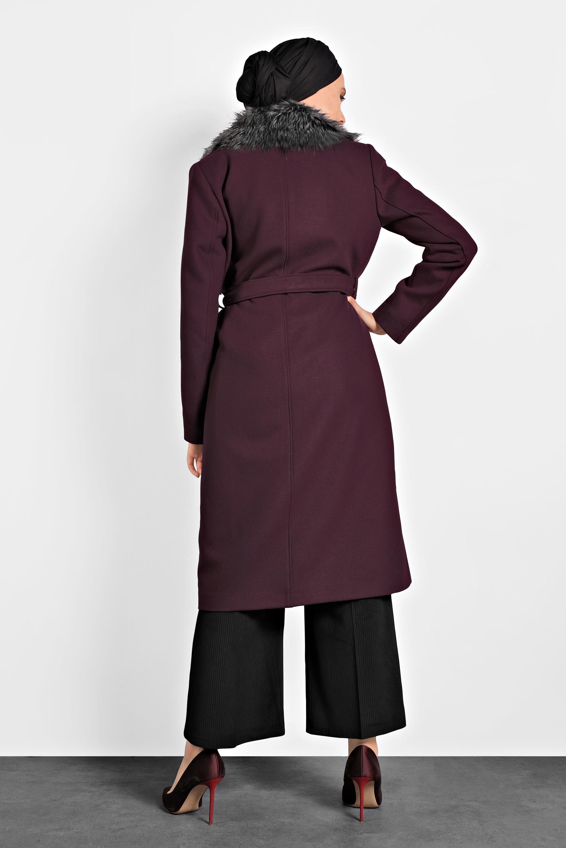 Tesettür giyim BORDO YAKASI KÜRKLÜ DÜĞMELİ KABAN 90032 