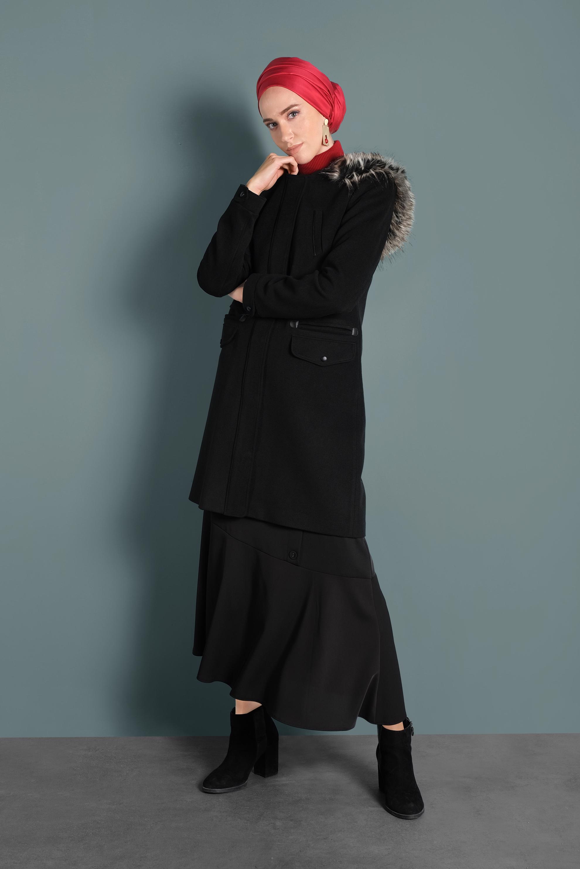 Tesettür giyim SİYAH KAPÜŞONU KÜRKLÜ CEPLİ KABAN 90033