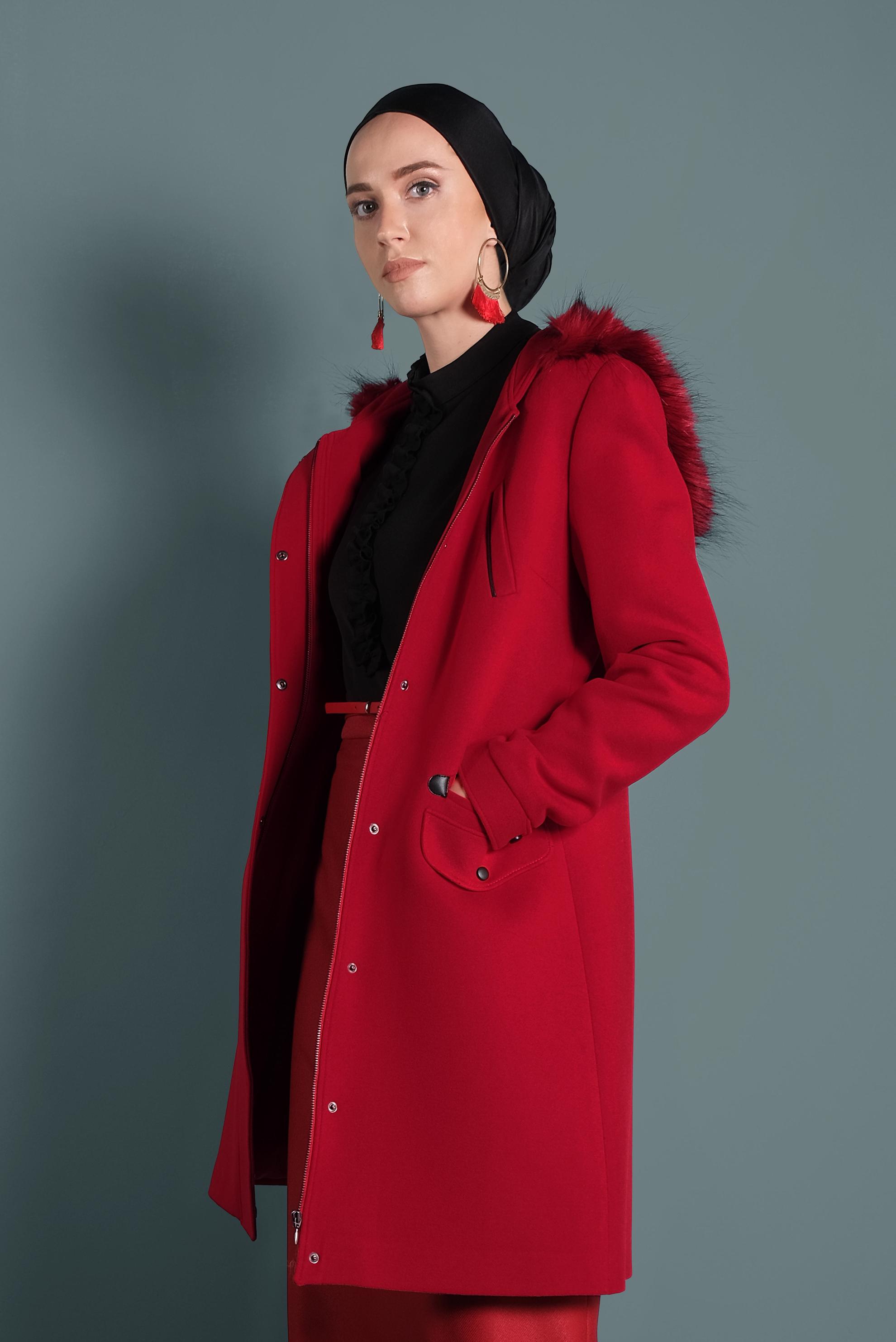 Tesettür giyim KIRMIZI KAPÜŞONU KÜRKLÜ CEPLİ KABAN 90033