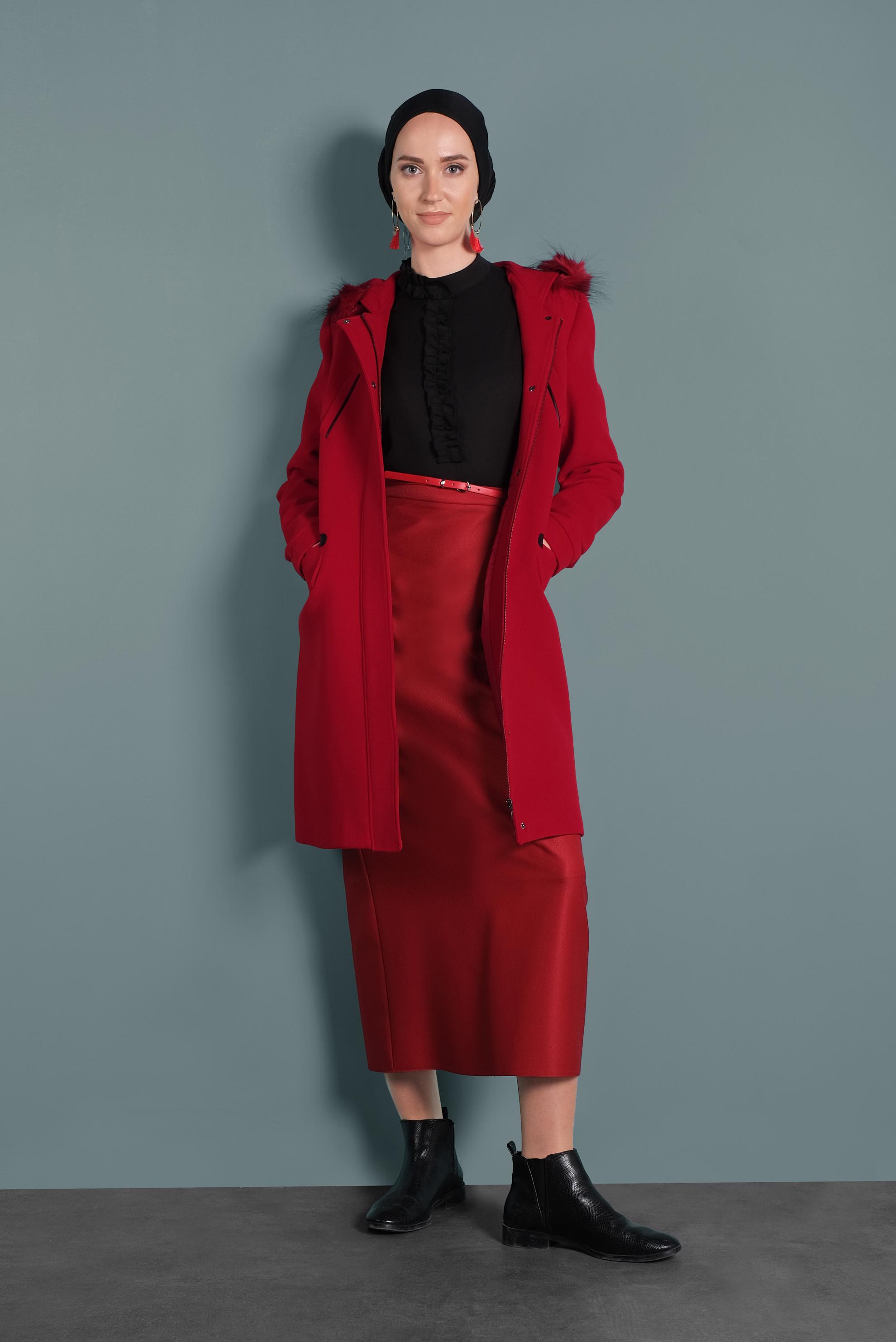 Tesettür giyim KIRMIZI KAPÜŞONU KÜRKLÜ CEPLİ KABAN 90033