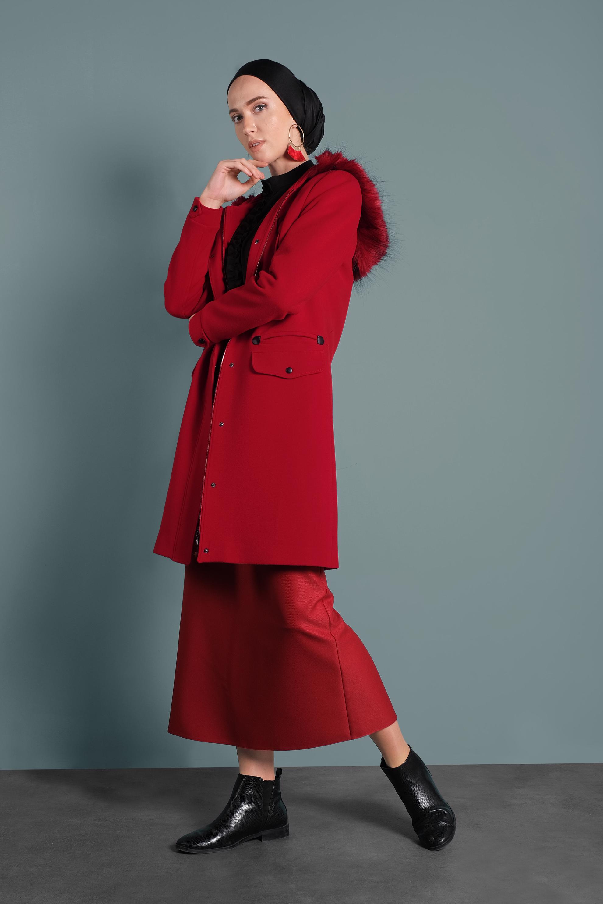 Tesettür giyim KIRMIZI KAPÜŞONU KÜRKLÜ CEPLİ KABAN 90033