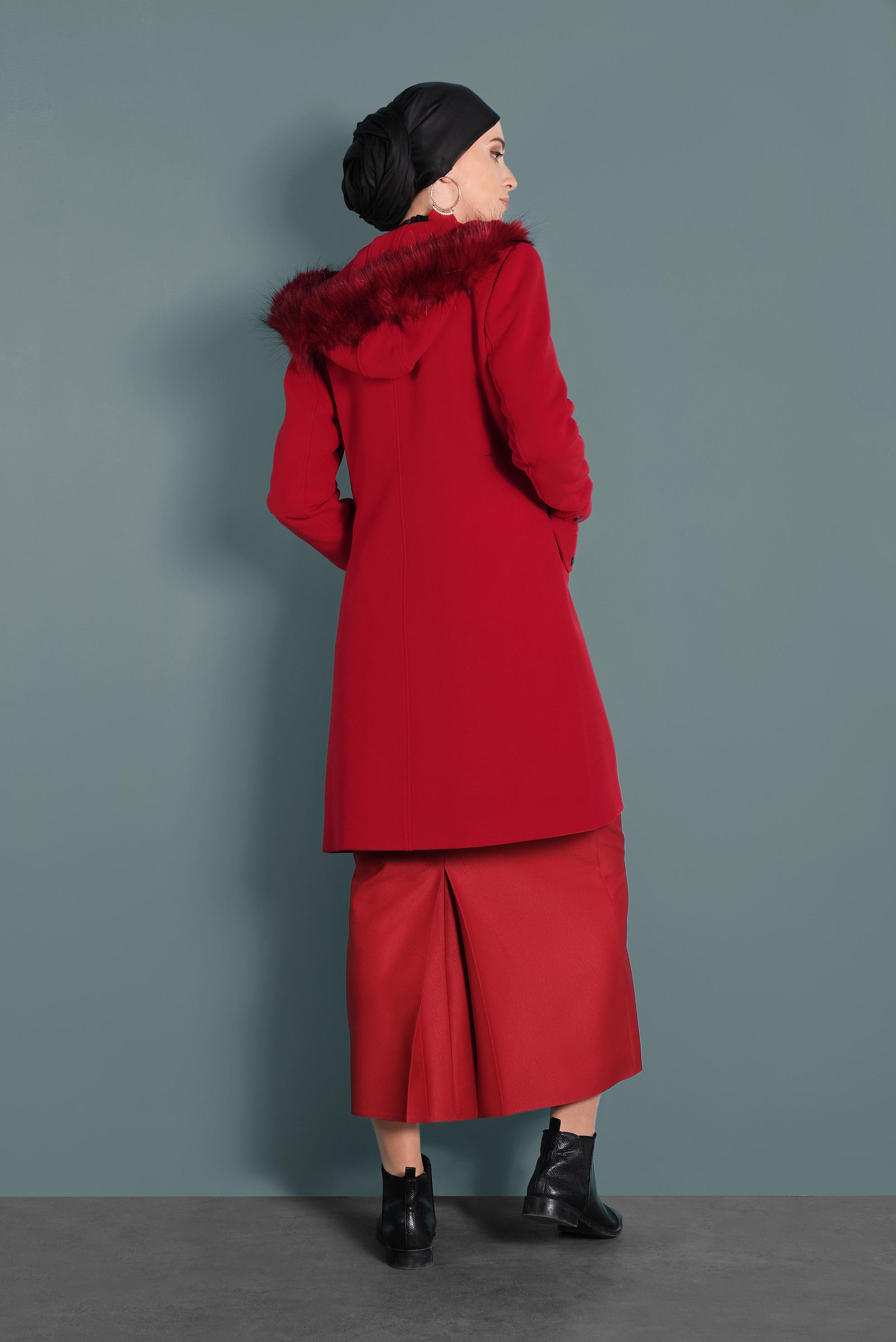 Tesettür giyim KIRMIZI KAPÜŞONU KÜRKLÜ CEPLİ KABAN 90033