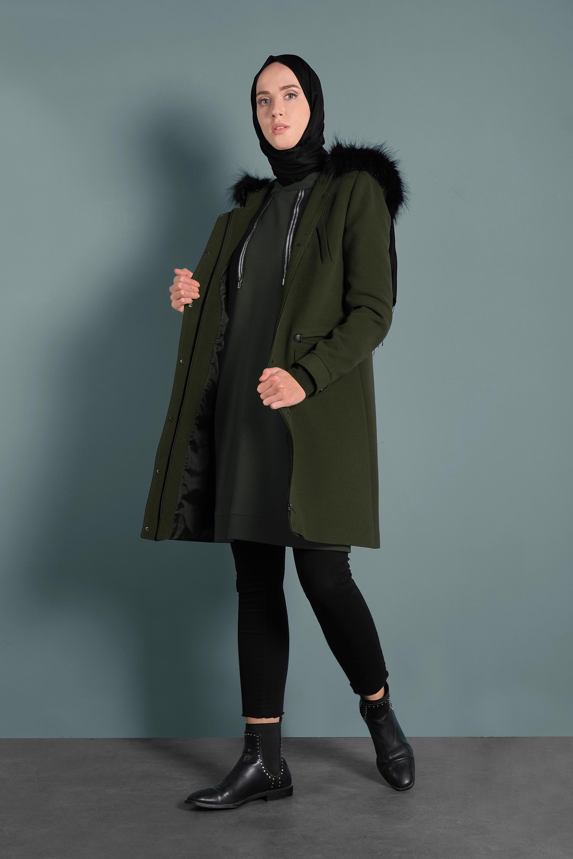 Tesettür giyim HAKİ KAPÜŞONU KÜRKLÜ CEPLİ KABAN 90033