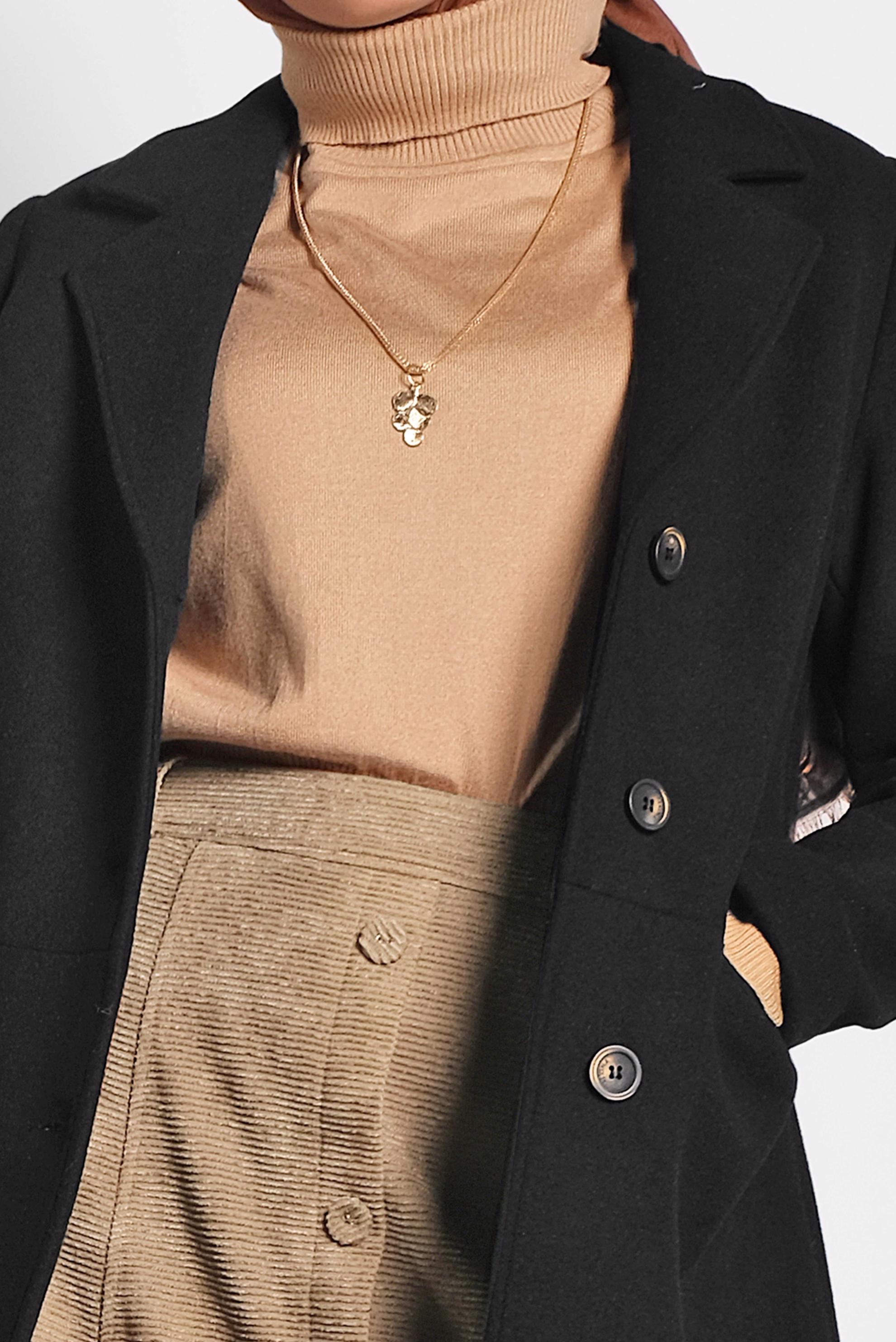 Tesettür giyim SİYAH KRUVAZE YAKA DÜĞME DETAYLI KAŞE KABAN 90042