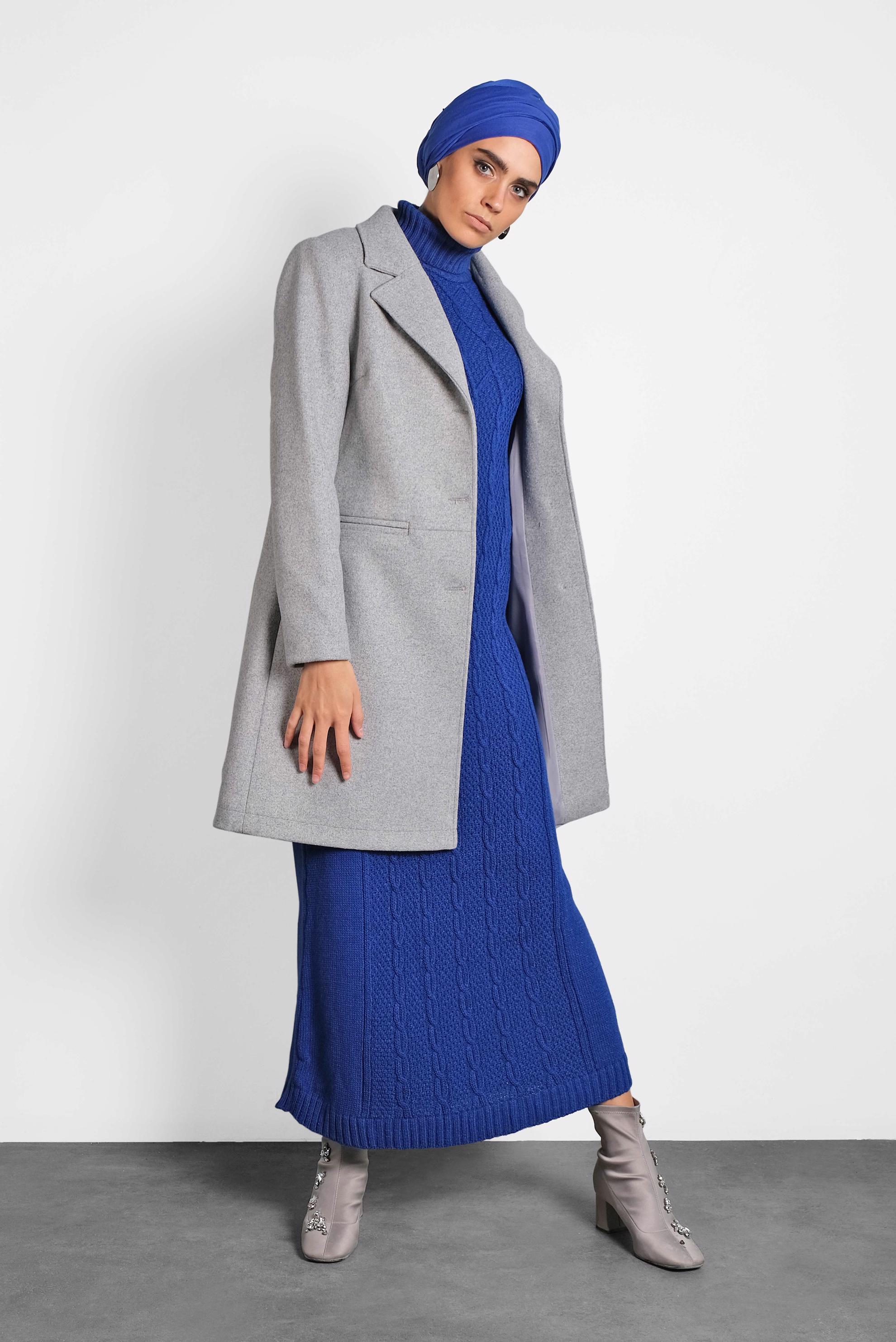 Tesettür giyim GRİ KRUVAZE YAKA DÜĞME DETAYLI KAŞE KABAN 90042