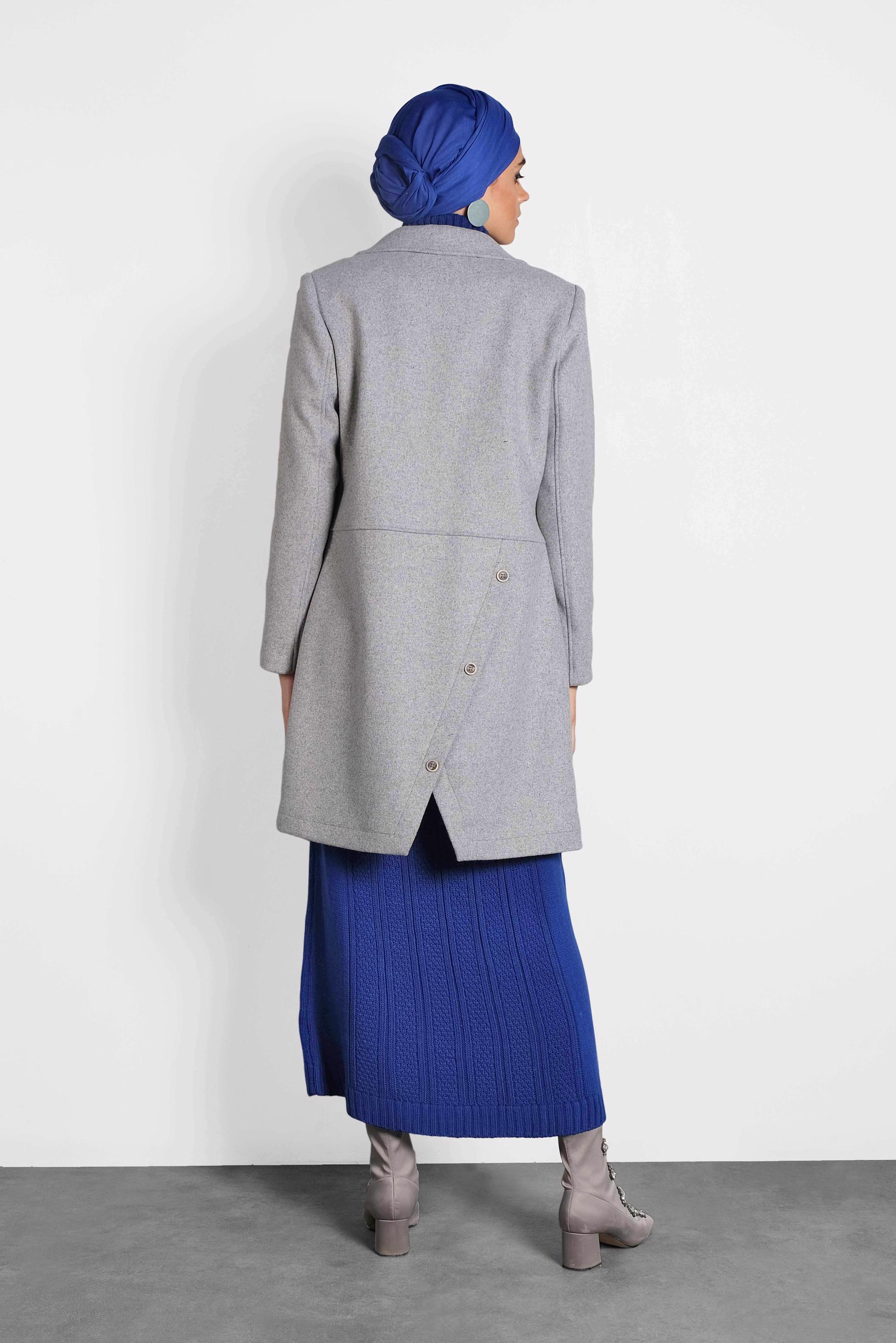 Tesettür giyim GRİ KRUVAZE YAKA DÜĞME DETAYLI KAŞE KABAN 90042