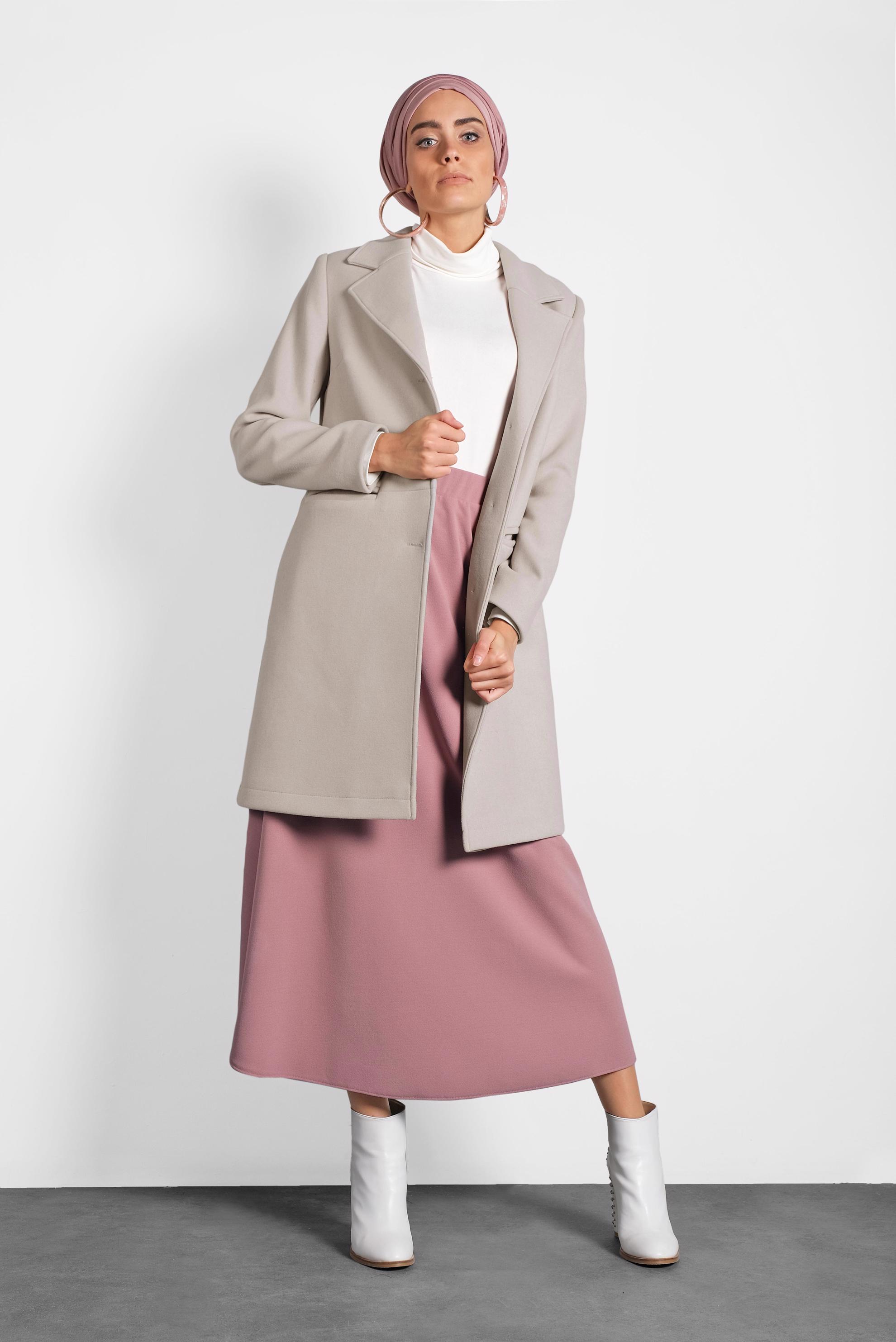 Tesettür giyim BEJ KRUVAZE YAKA DÜĞME DETAYLI KAŞE KABAN 90042