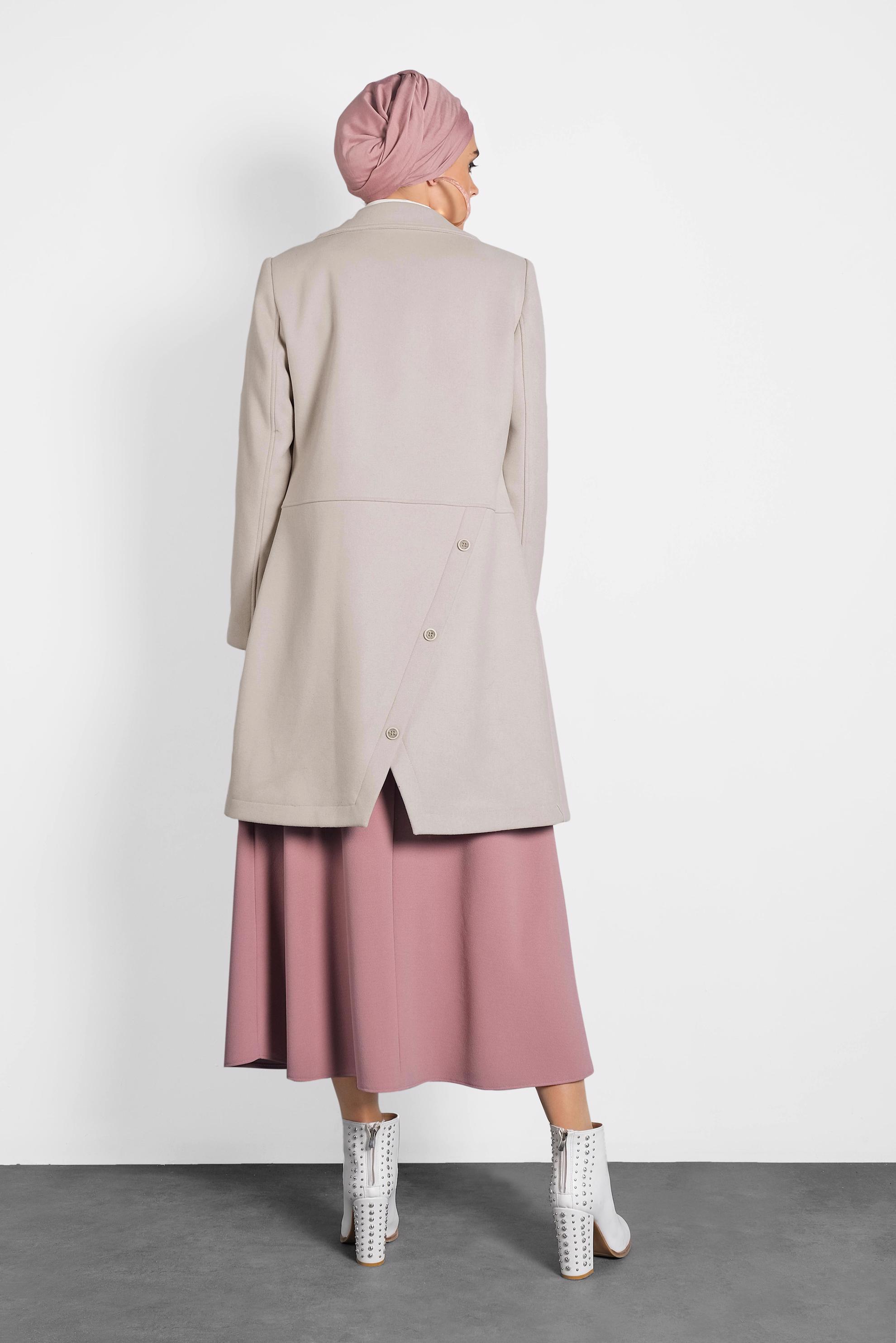 Tesettür giyim BEJ KRUVAZE YAKA DÜĞME DETAYLI KAŞE KABAN 90042