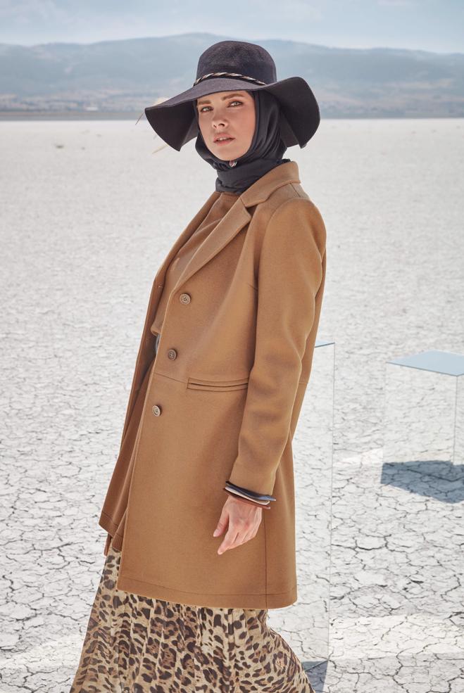 Tesettür giyim  KRUVAZE YAKA DÜĞME DETAYLI KAŞE KABAN 90042 - ALVİNA