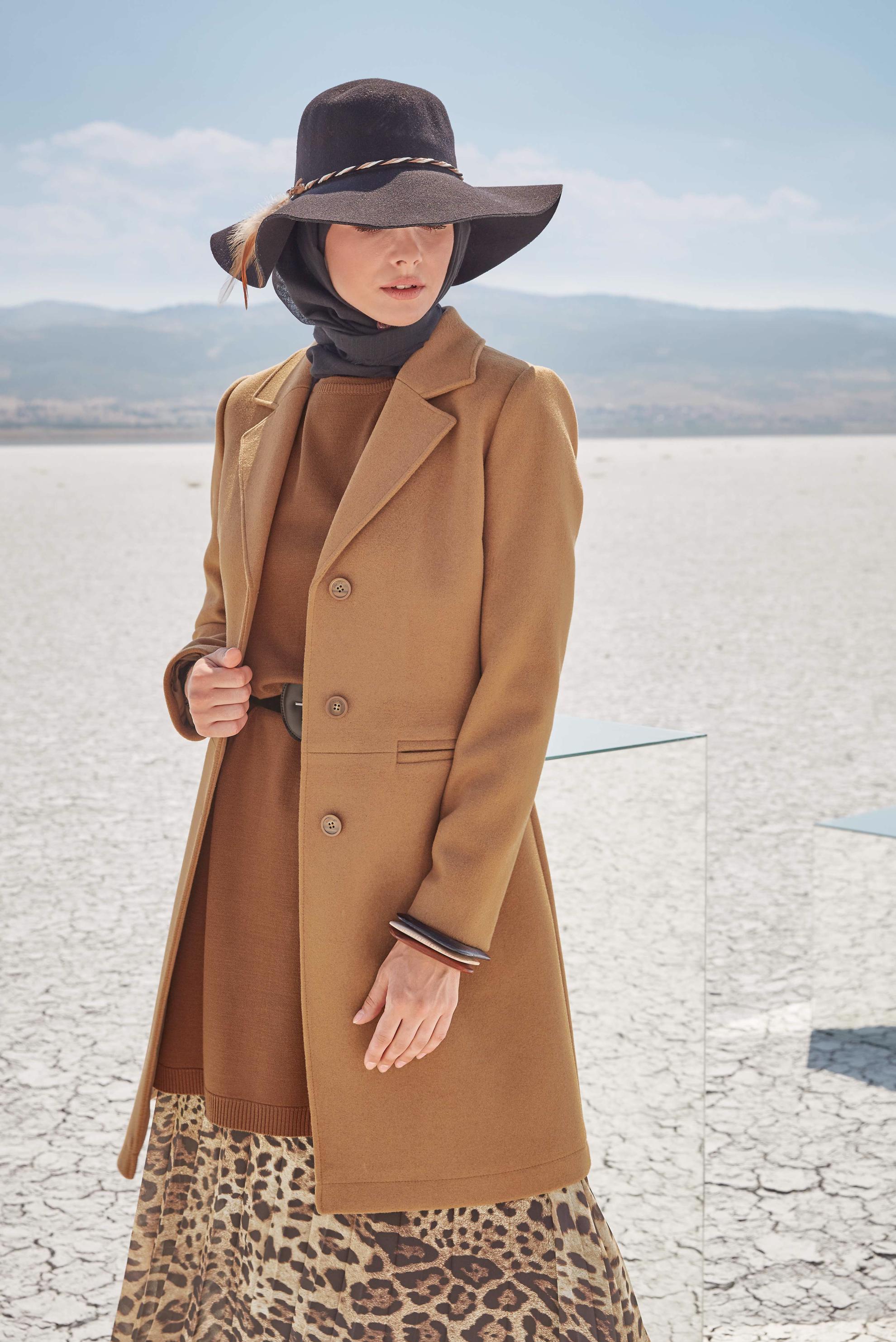 Tesettür giyim TABA KRUVAZE YAKA DÜĞME DETAYLI KAŞE KABAN 90042