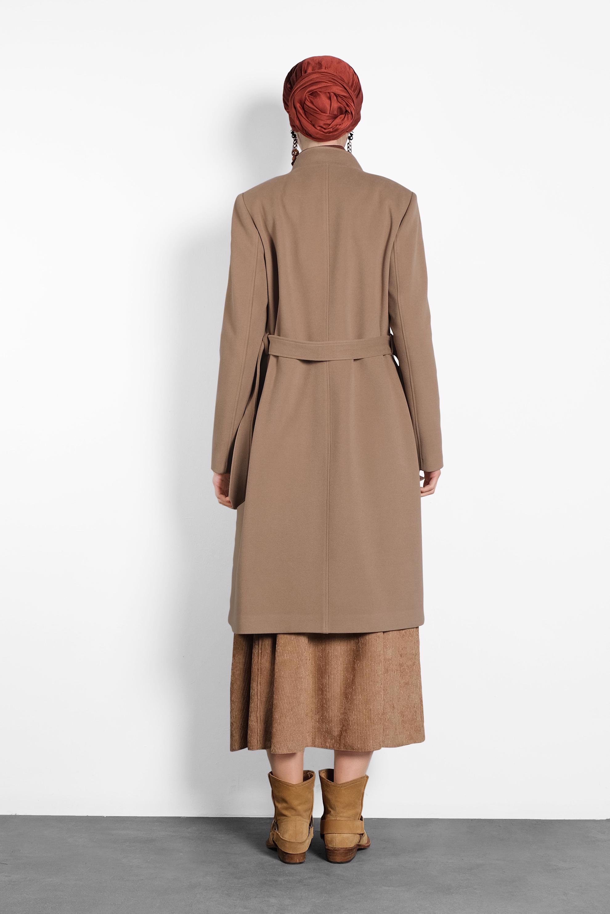 Tesettür giyim KAHVE DÜĞMELİ KEMERLİ KAŞE KABAN  90046 