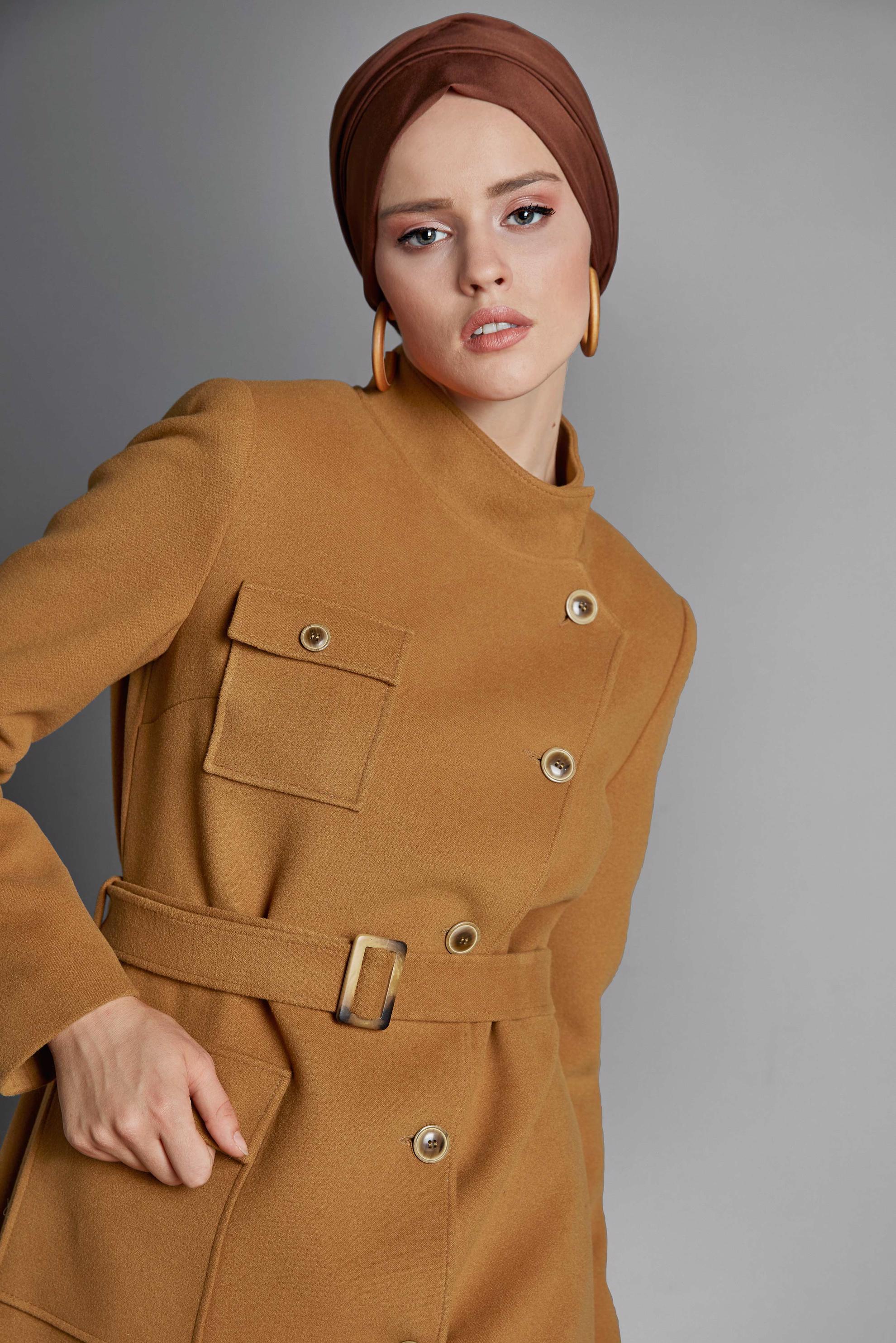 Tesettür giyim SARI DÜĞMELİ KEMERLİ KAŞE KABAN  90046 