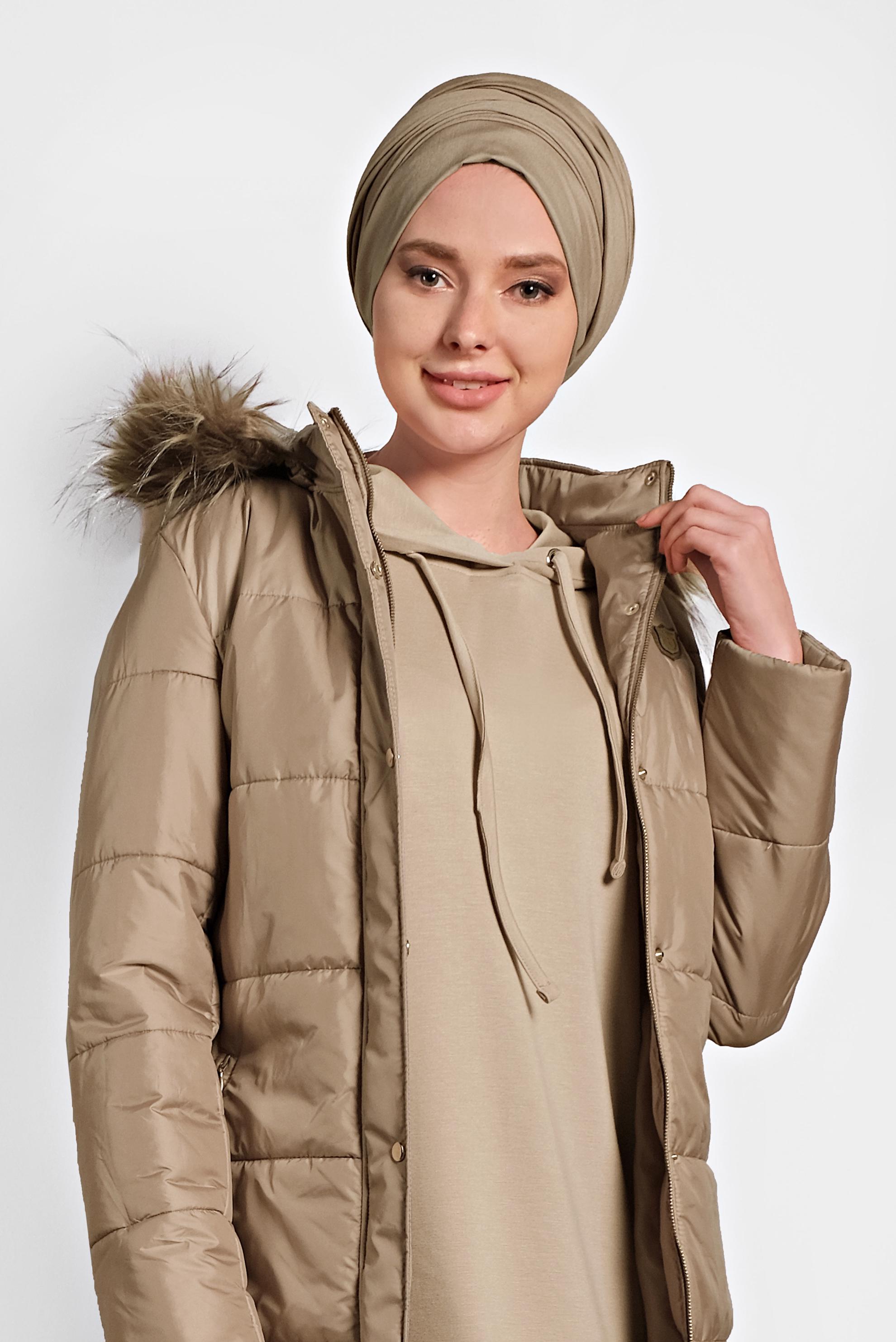 Tesettür giyim BEJ KAPÜŞONLU ŞİŞME KABAN 90054 