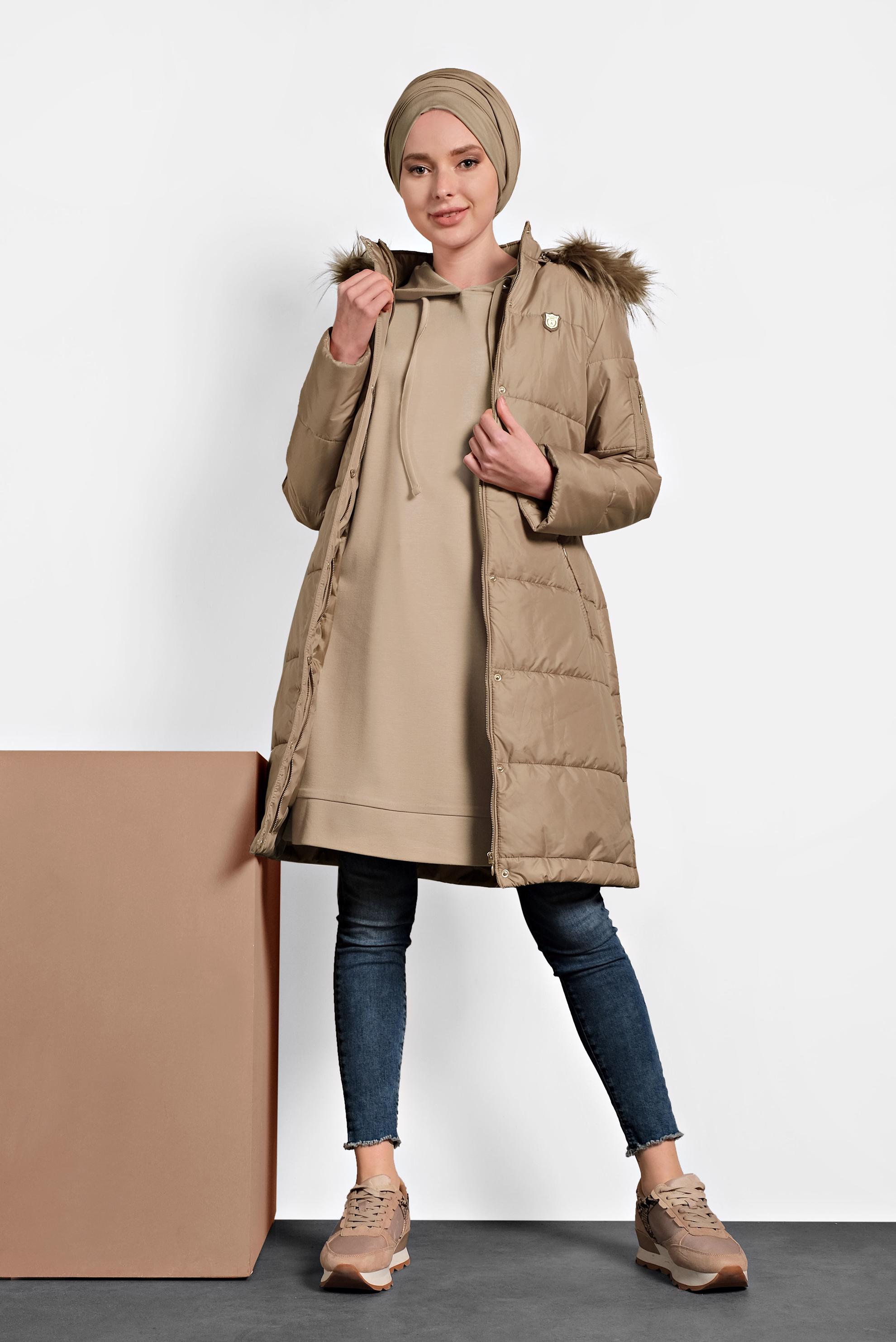 Tesettür giyim BEJ KAPÜŞONLU ŞİŞME KABAN 90054 