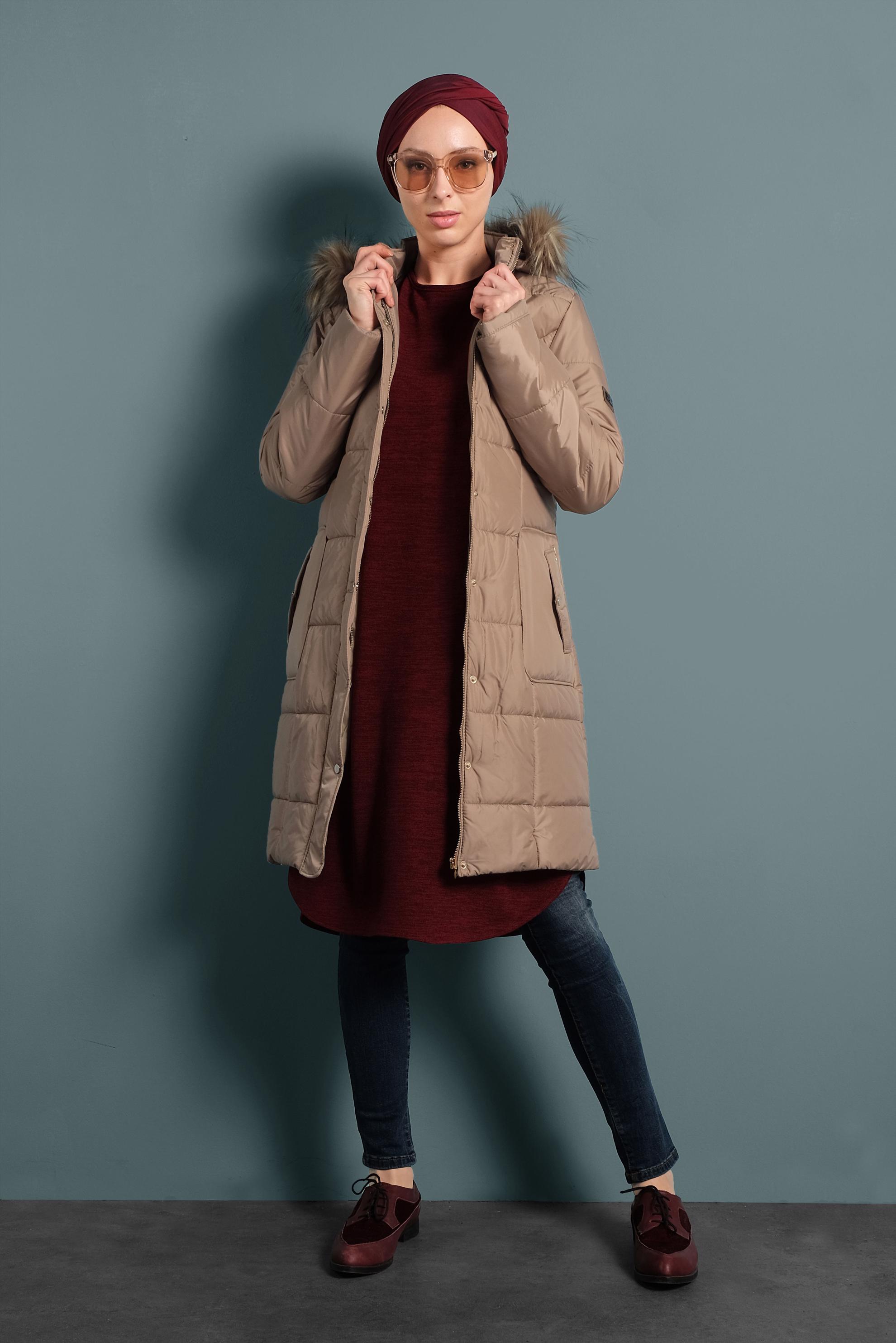 Tesettür giyim BEJ KAPÜŞONLU ŞİŞME KABAN 90055