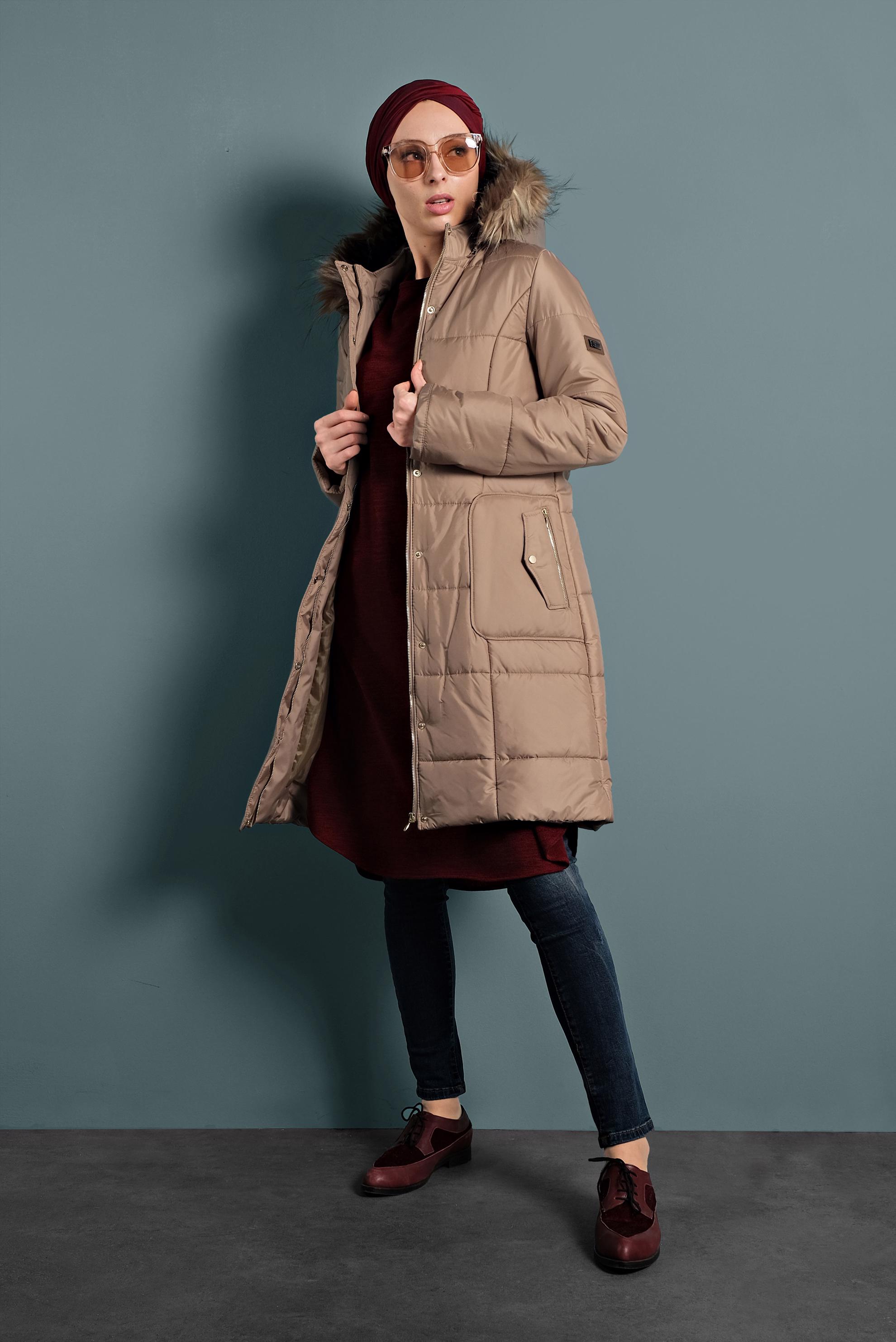 Tesettür giyim BEJ KAPÜŞONLU ŞİŞME KABAN 90055