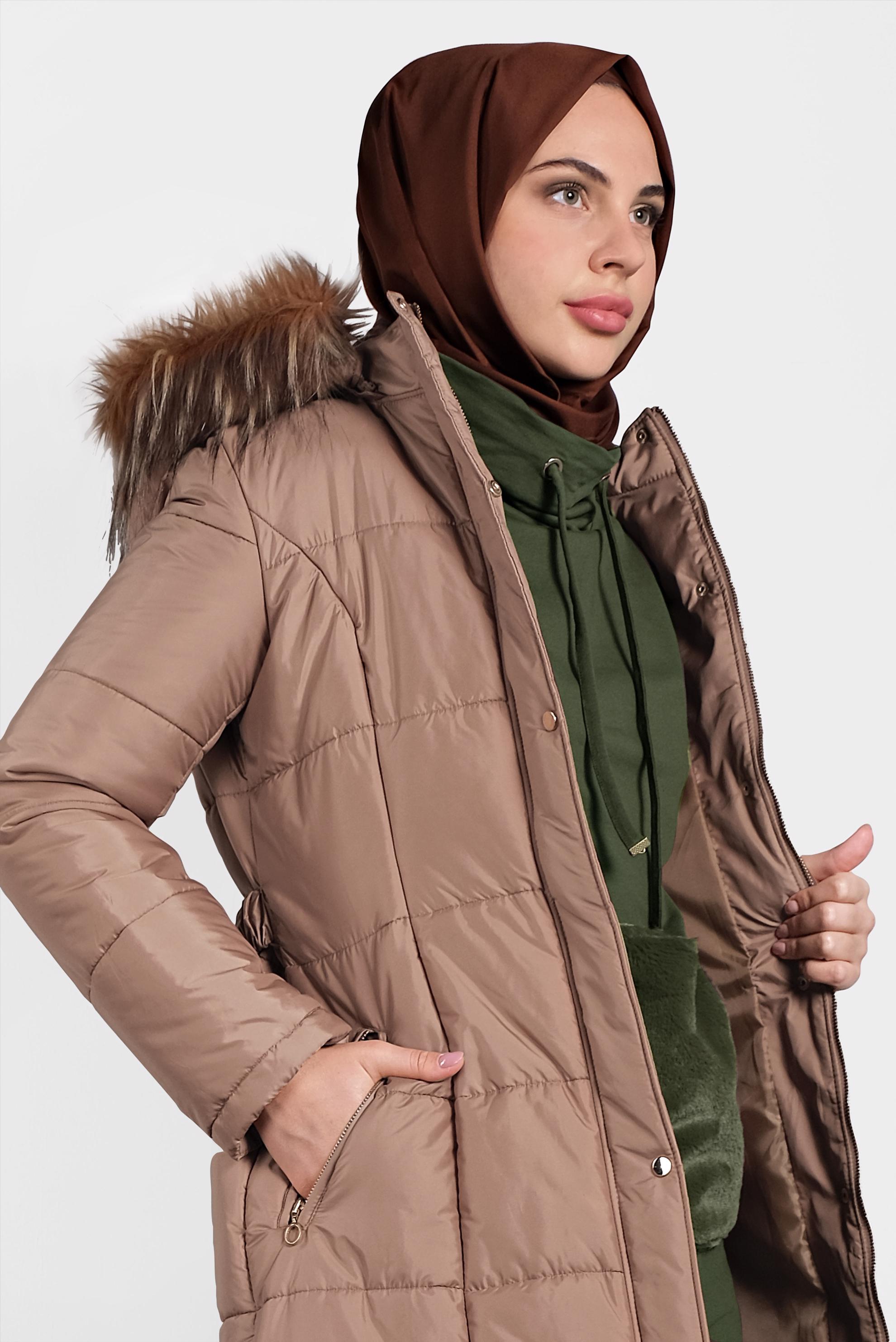 Tesettür giyim BEJ YANLARI ÇITÇITLI KAPİTONE KABAN 90056 