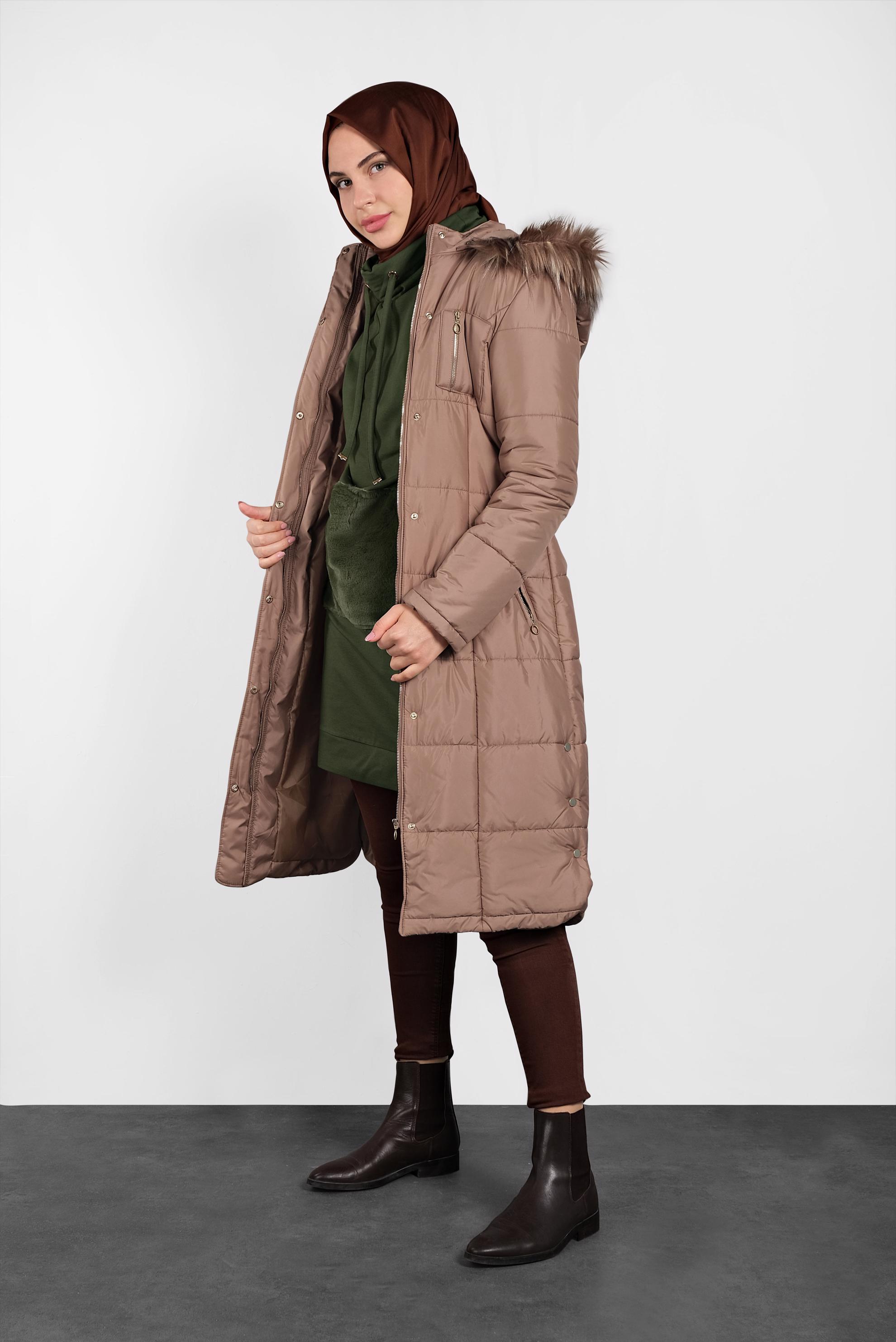 Tesettür giyim BEJ YANLARI ÇITÇITLI KAPİTONE KABAN 90056 