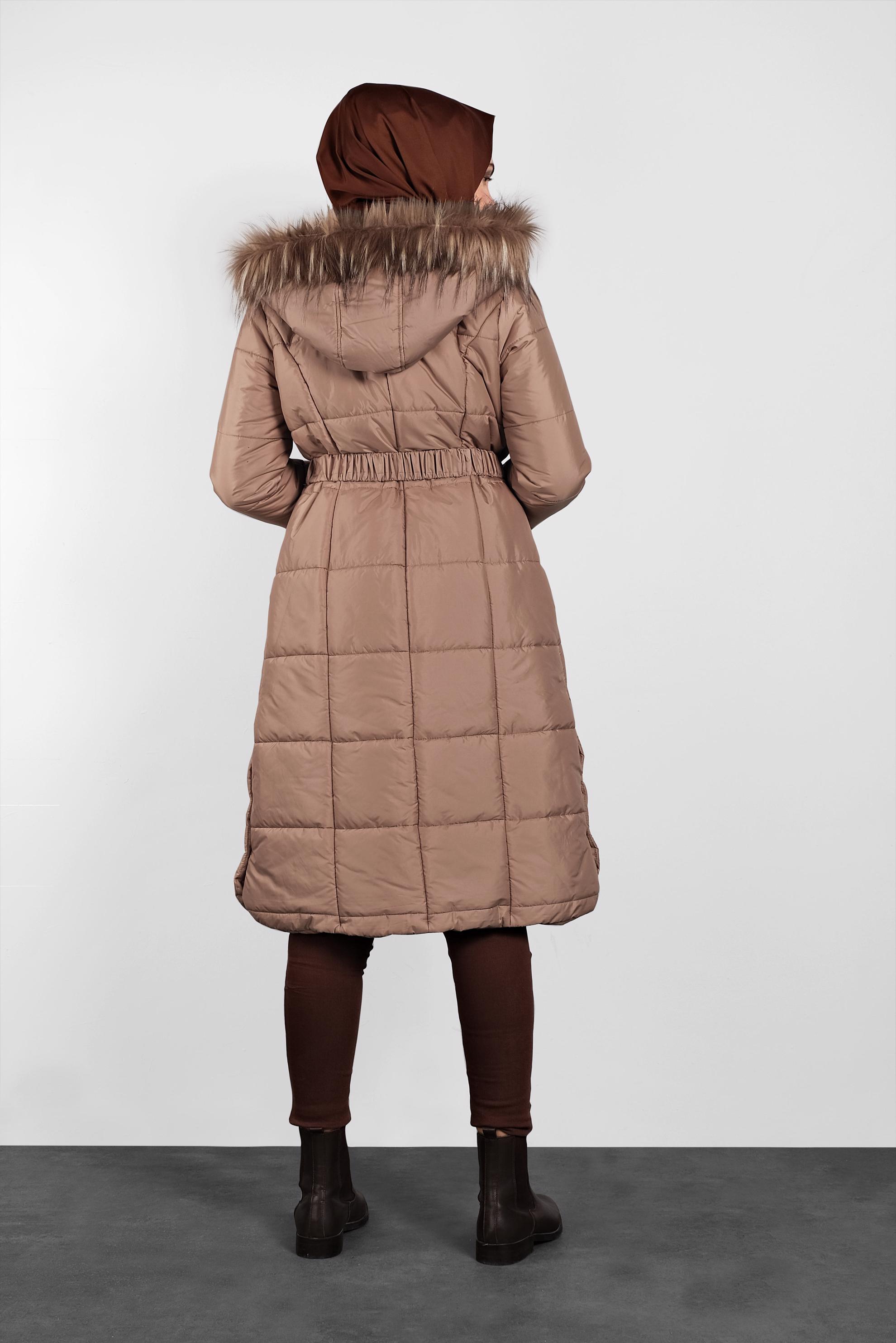 Tesettür giyim BEJ YANLARI ÇITÇITLI KAPİTONE KABAN 90056 