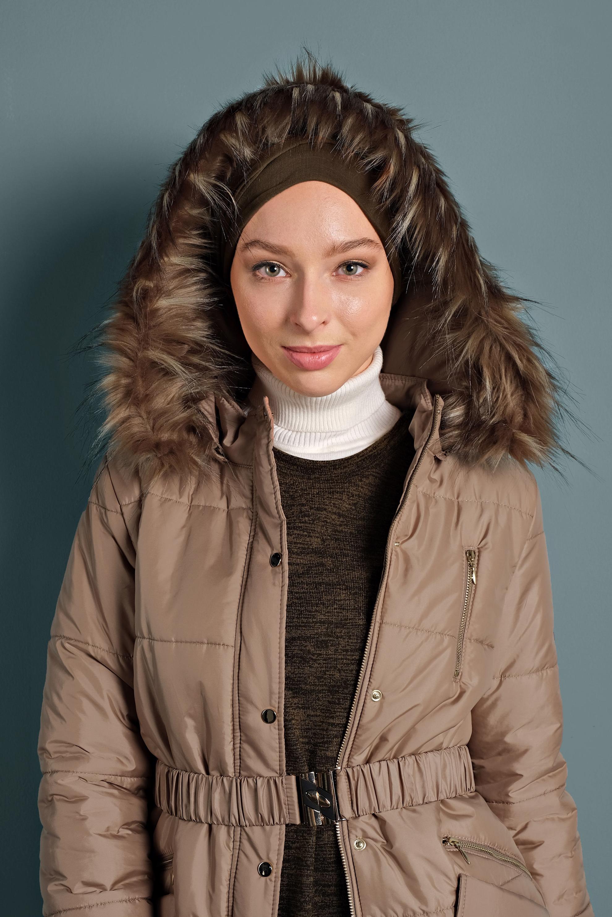 Tesettür giyim BEJ KEMERLİ ŞİŞME KABAN 90058