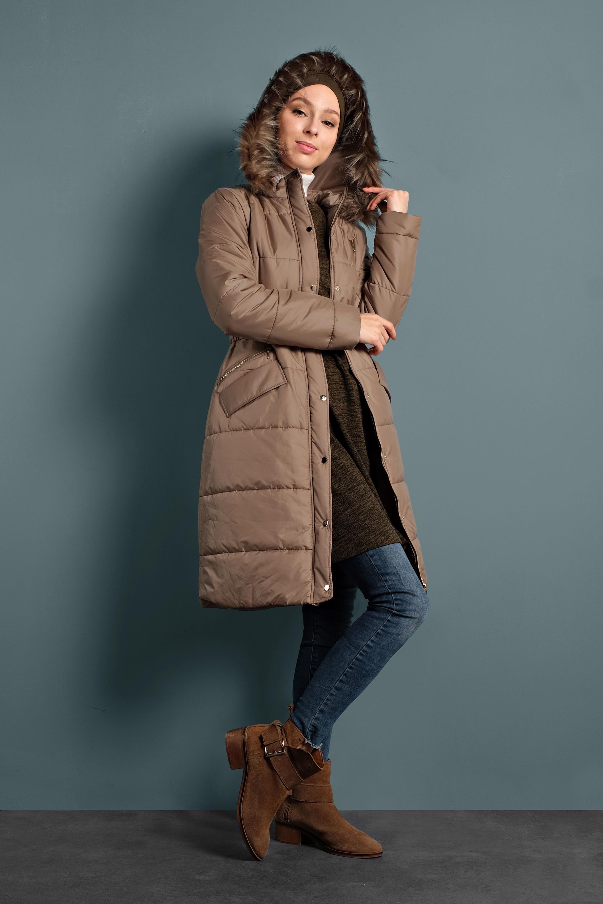 Tesettür giyim BEJ KEMERLİ ŞİŞME KABAN 90058