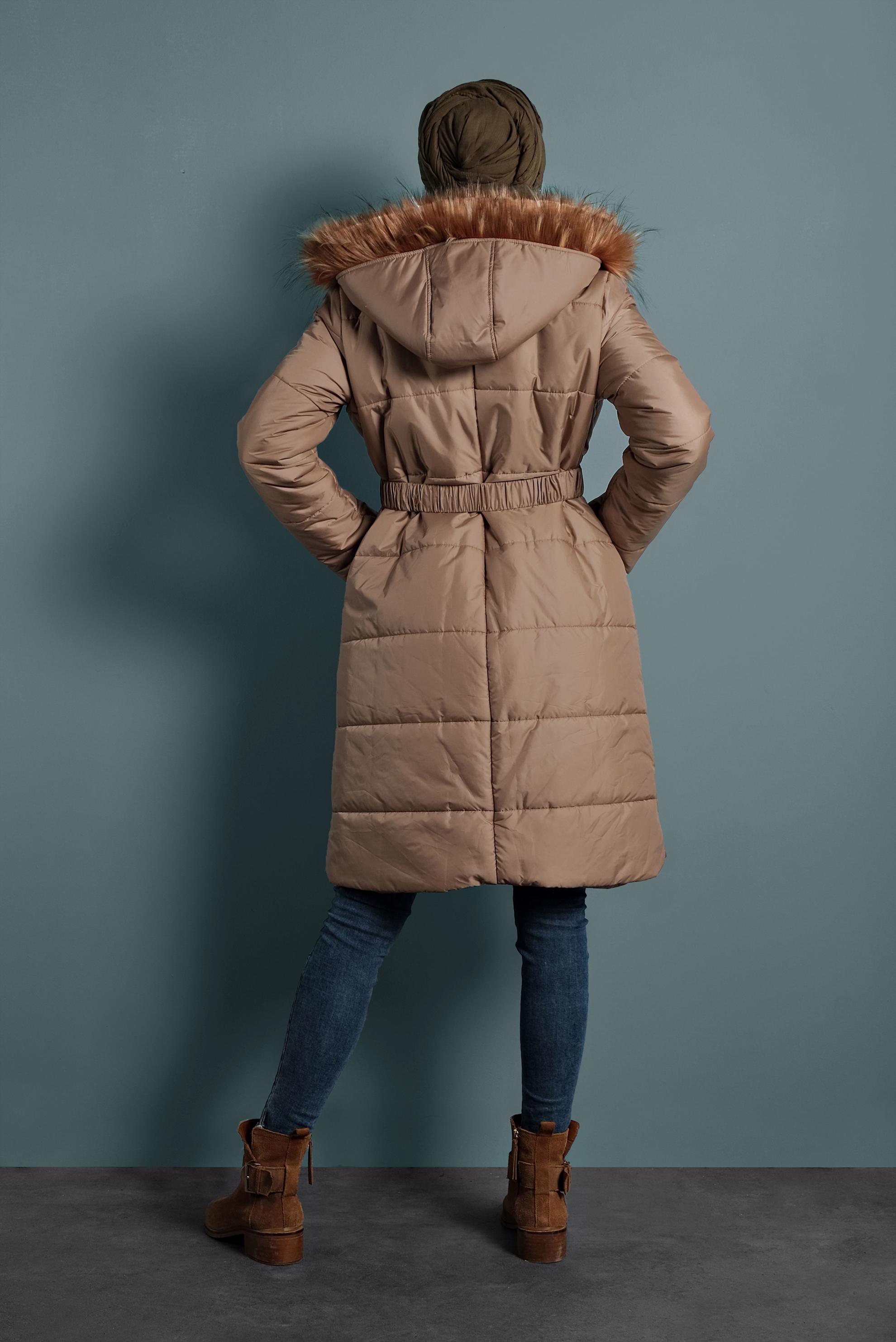 Tesettür giyim BEJ KEMERLİ ŞİŞME KABAN 90058