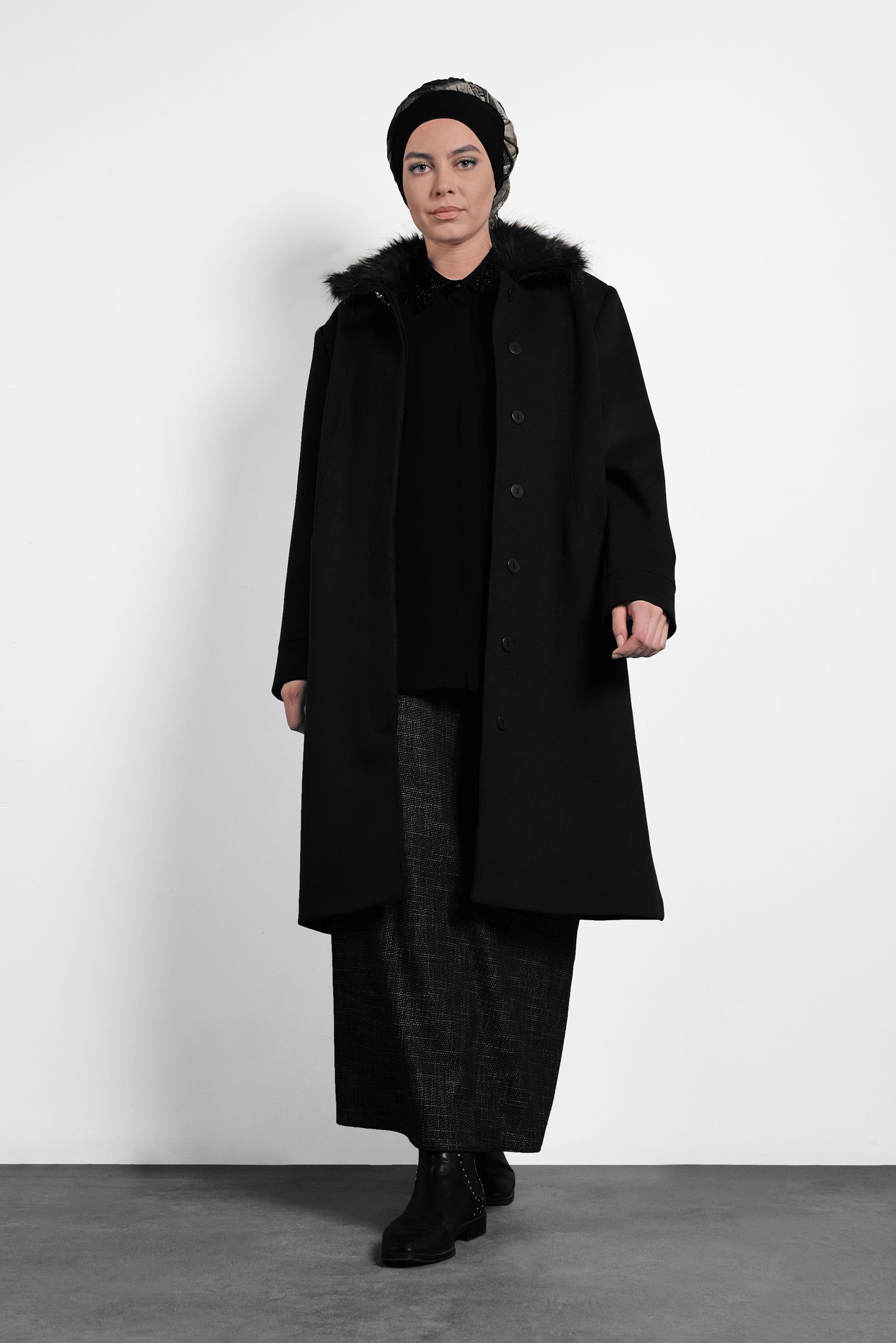 Tesettür giyim SİYAH YAKASI KÜRKLÜ KABAN 90070