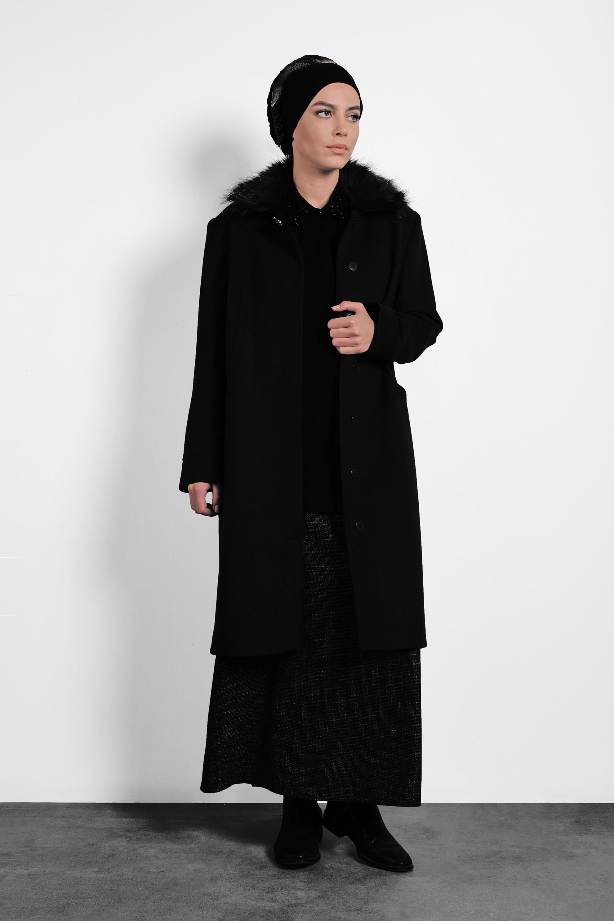 Tesettür giyim SİYAH YAKASI KÜRKLÜ KABAN 90070