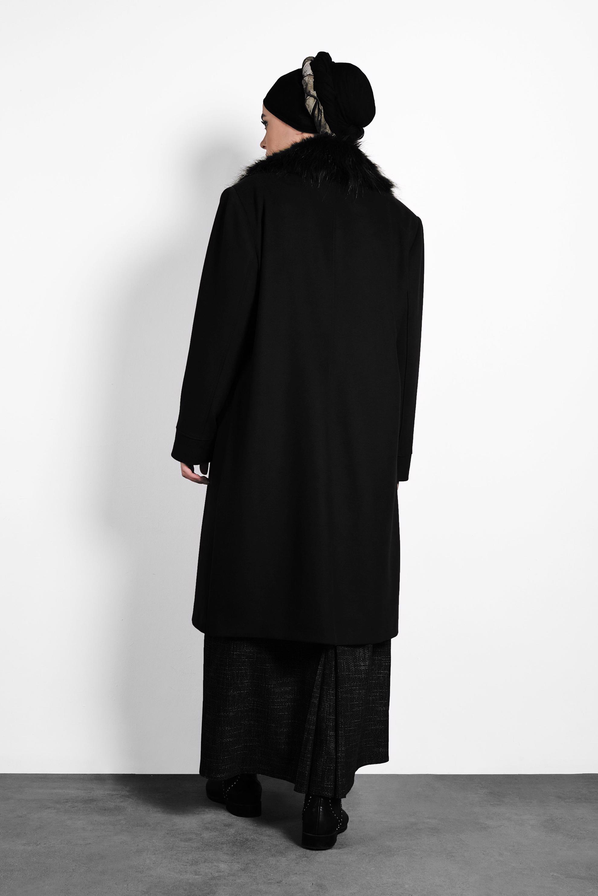 Tesettür giyim SİYAH YAKASI KÜRKLÜ KABAN 90070