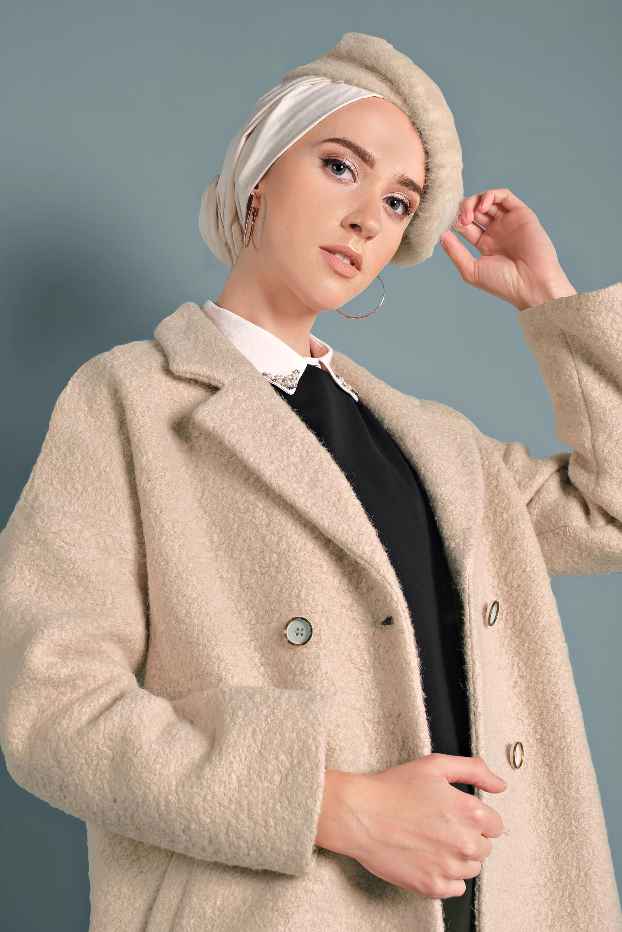 Tesettür giyim BEJ KLASİK DÜĞMELİ KABAN 90073