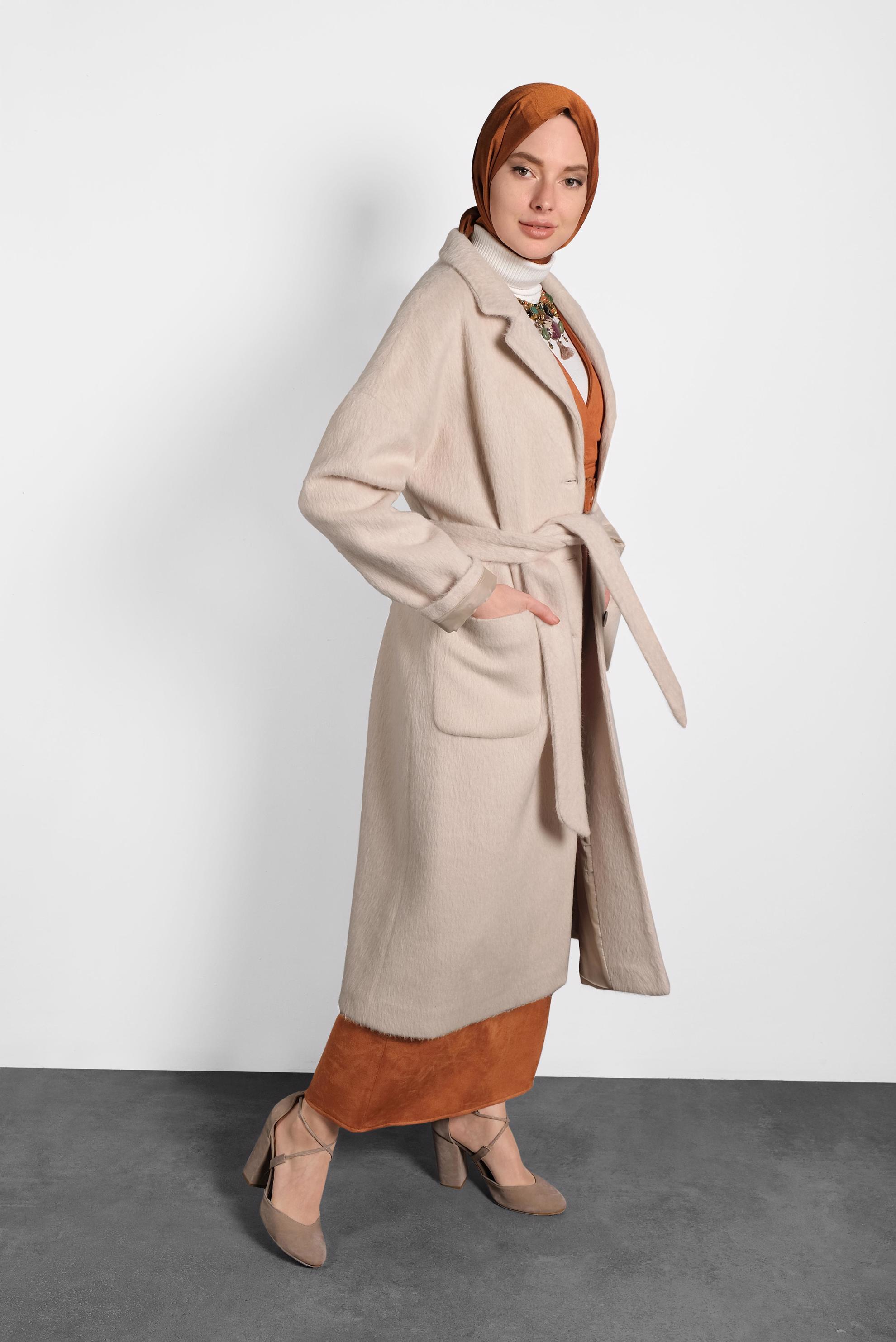 Tesettür giyim BEJ KLASİK DÜĞMELİ KABAN 90074 