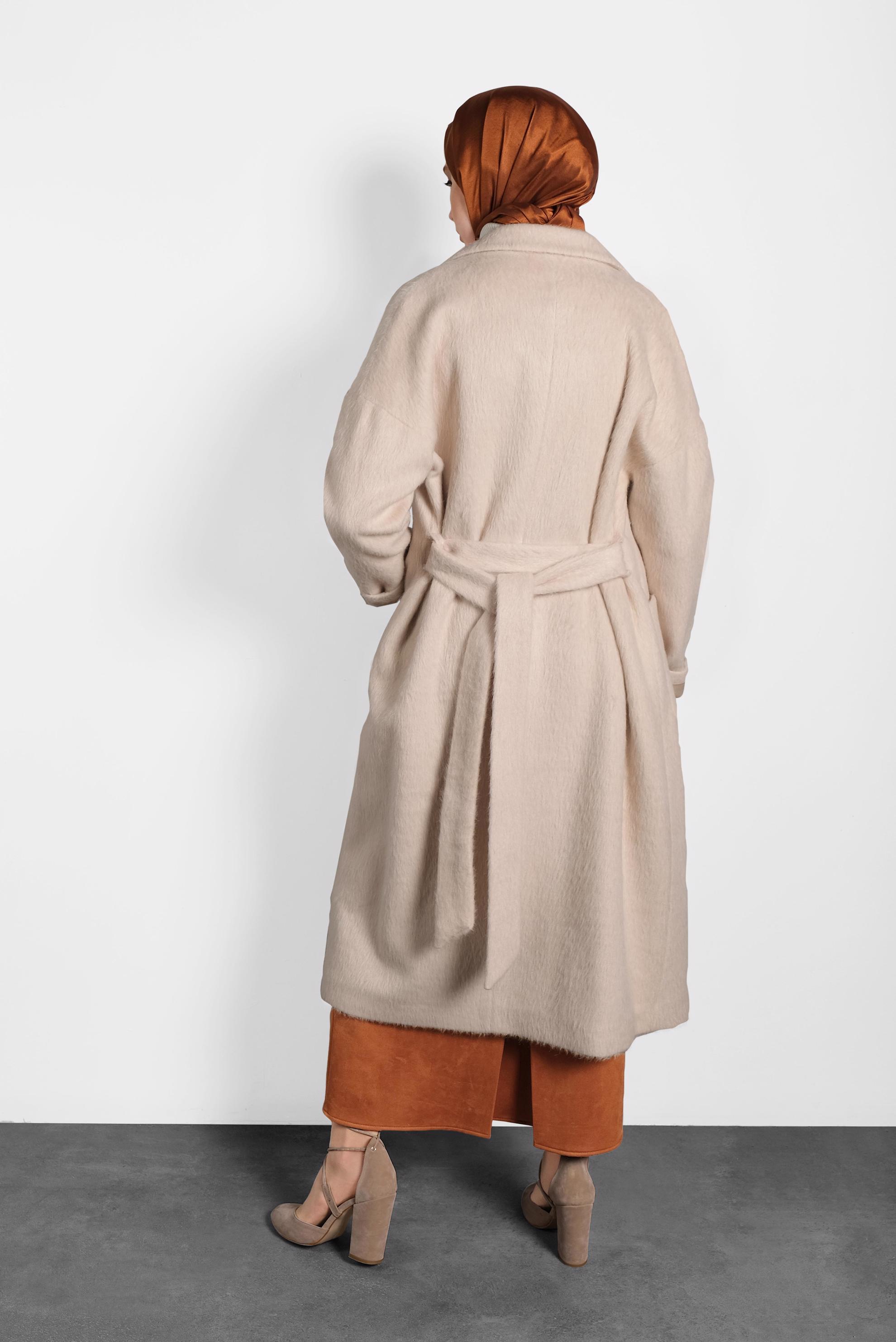 Tesettür giyim BEJ KLASİK DÜĞMELİ KABAN 90074 