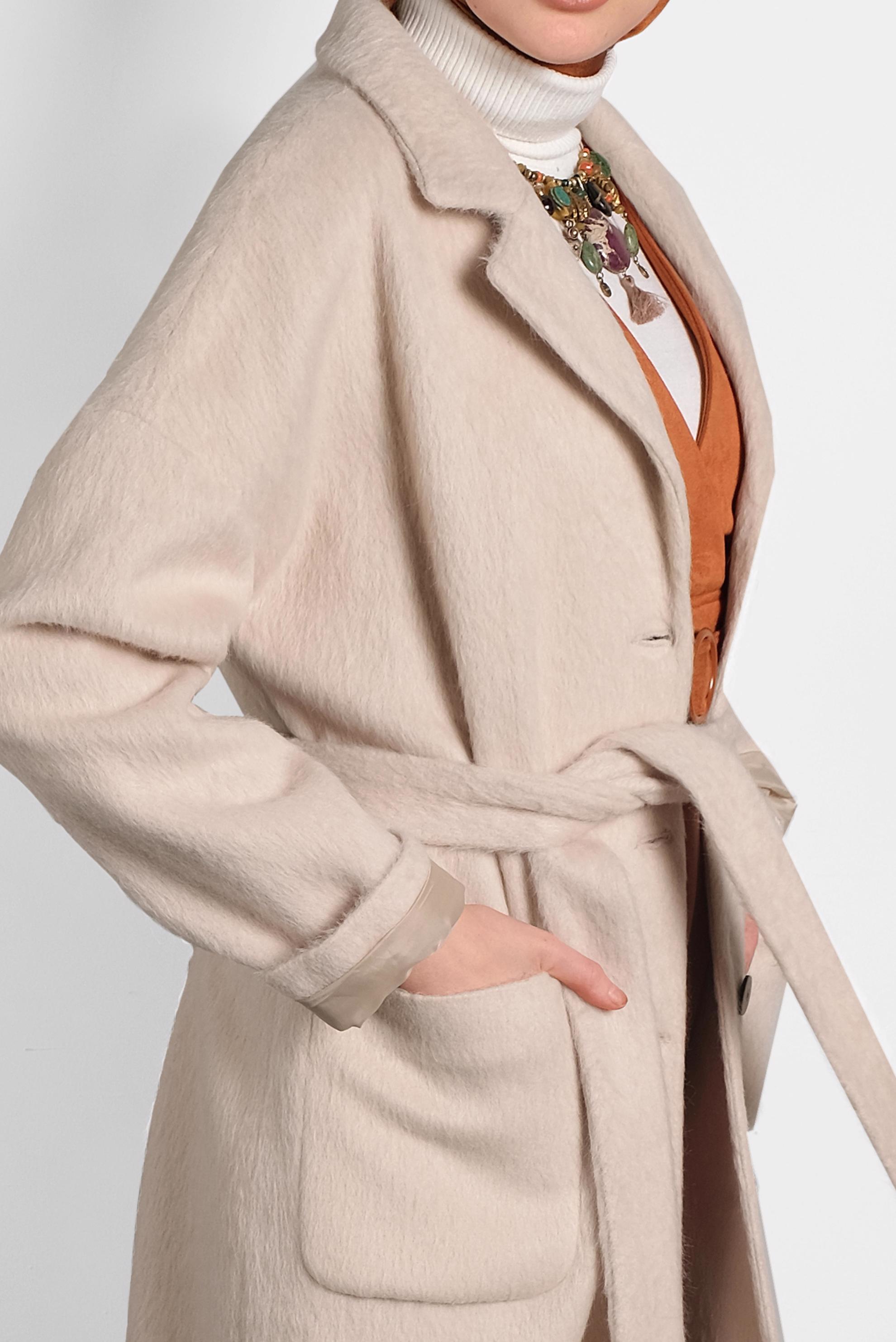 Tesettür giyim BEJ KLASİK DÜĞMELİ KABAN 90074 