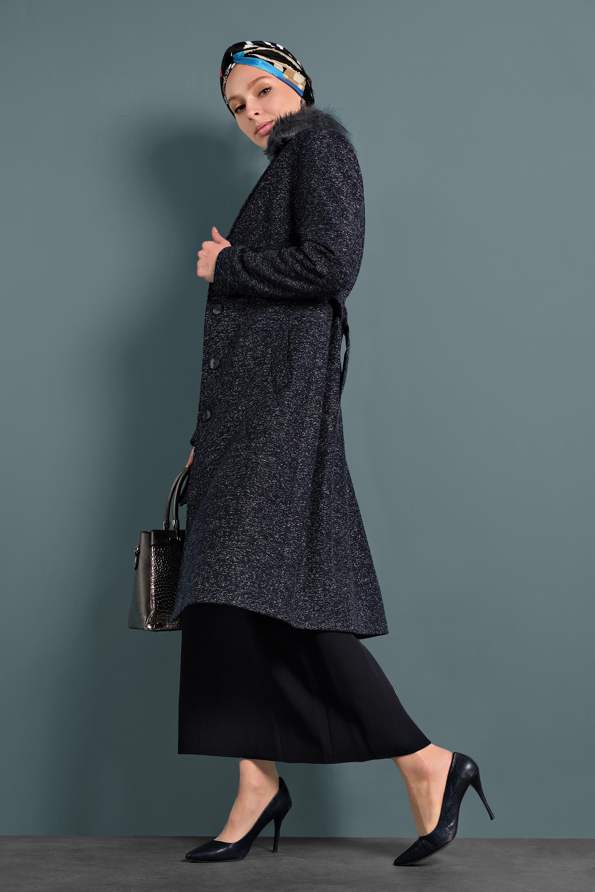 Tesettür giyim LACİVERT YAKASI KÜRKLÜ KEMERLİ KABAN 90079 