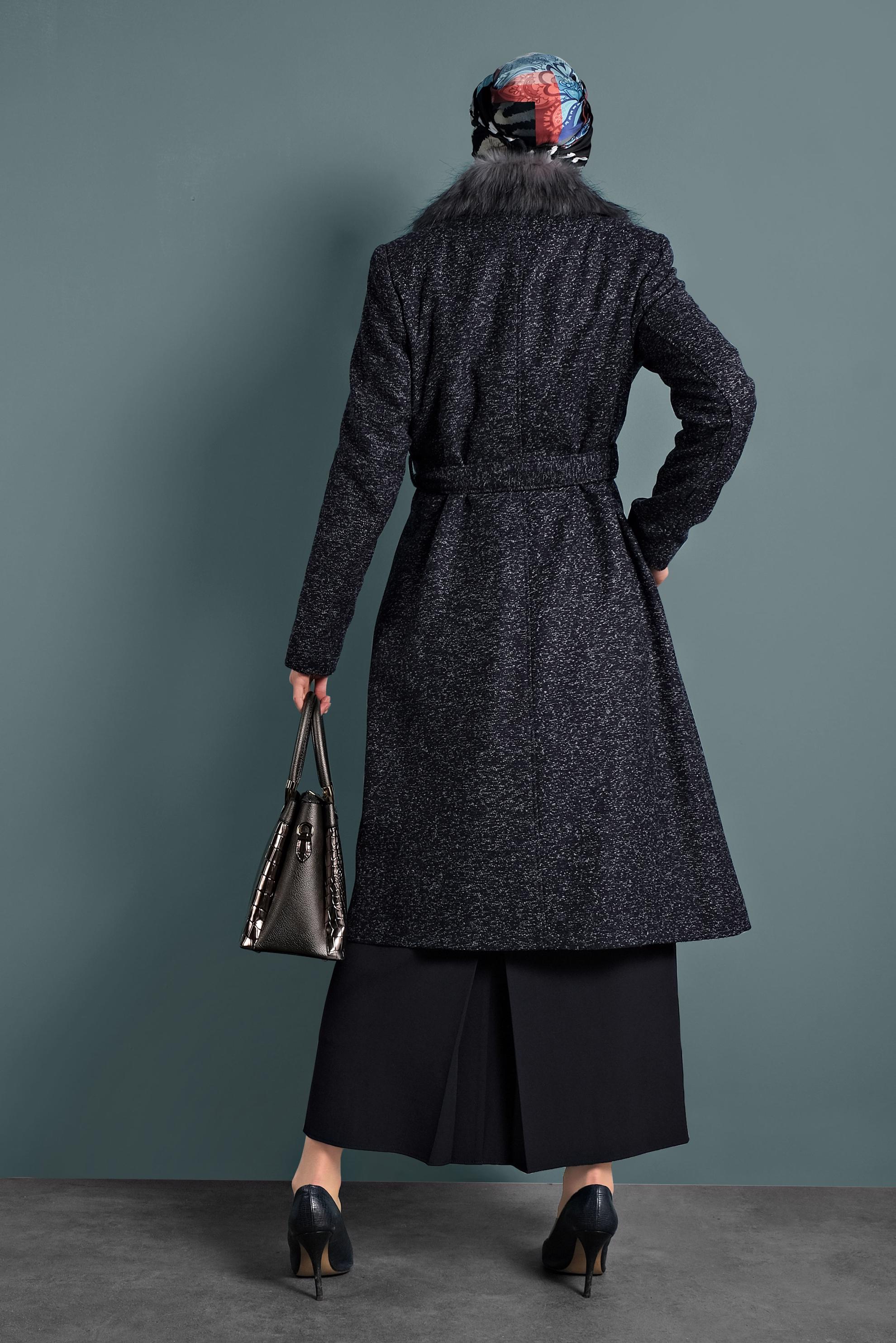 Tesettür giyim LACİVERT YAKASI KÜRKLÜ KEMERLİ KABAN 90079 