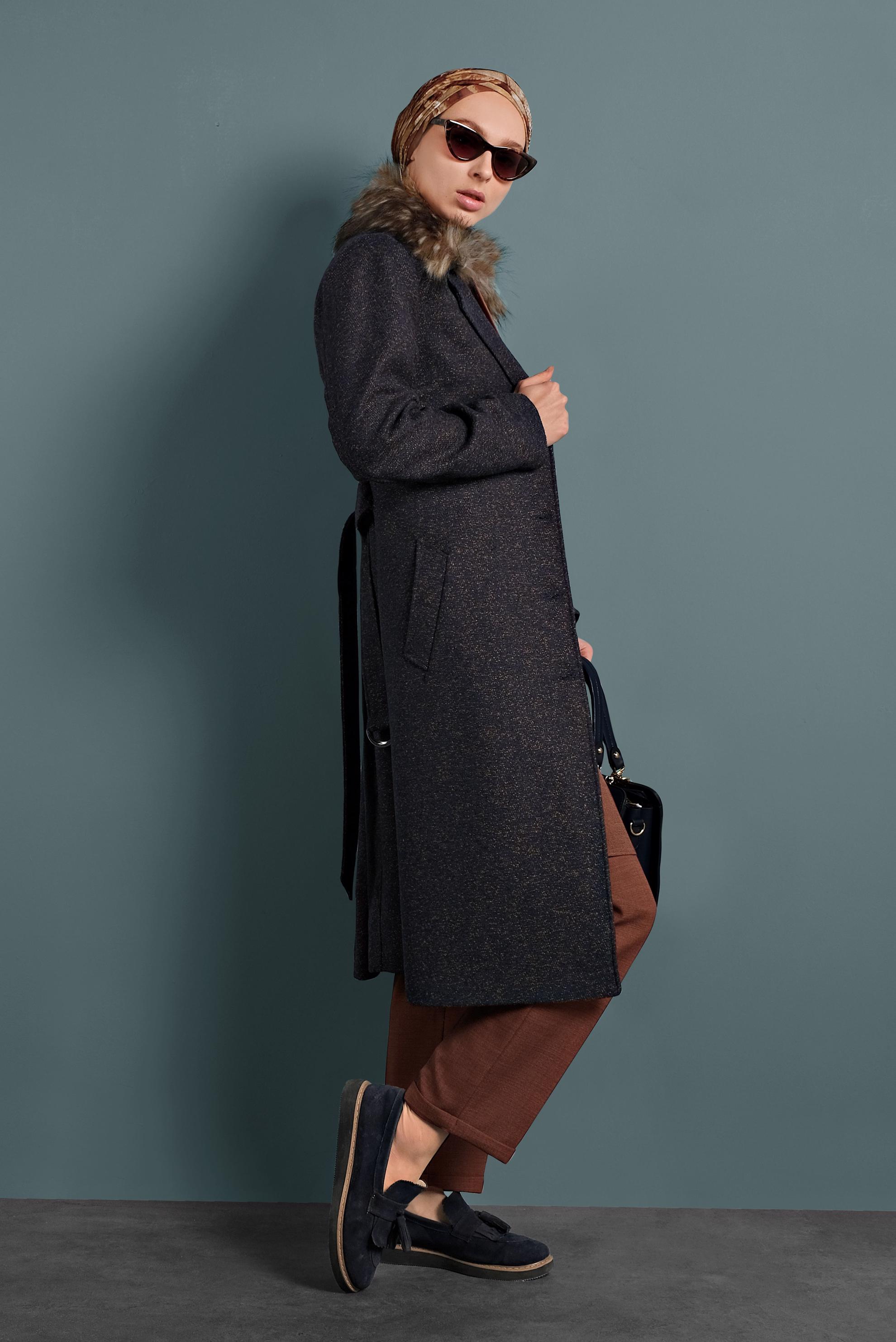 Tesettür giyim LACİVERT YAKASI KÜRKLÜ KEMERLİ KABAN 90079 