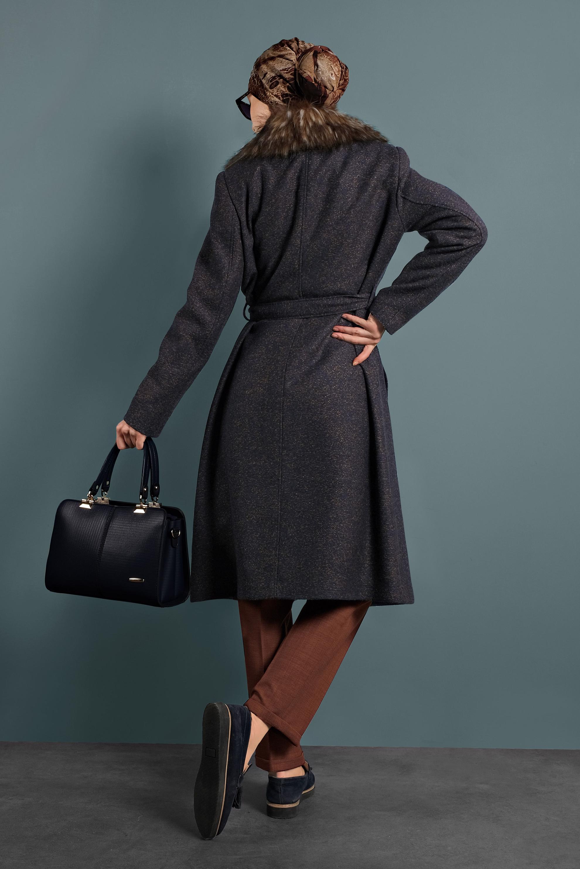 Tesettür giyim LACİVERT YAKASI KÜRKLÜ KEMERLİ KABAN 90079 