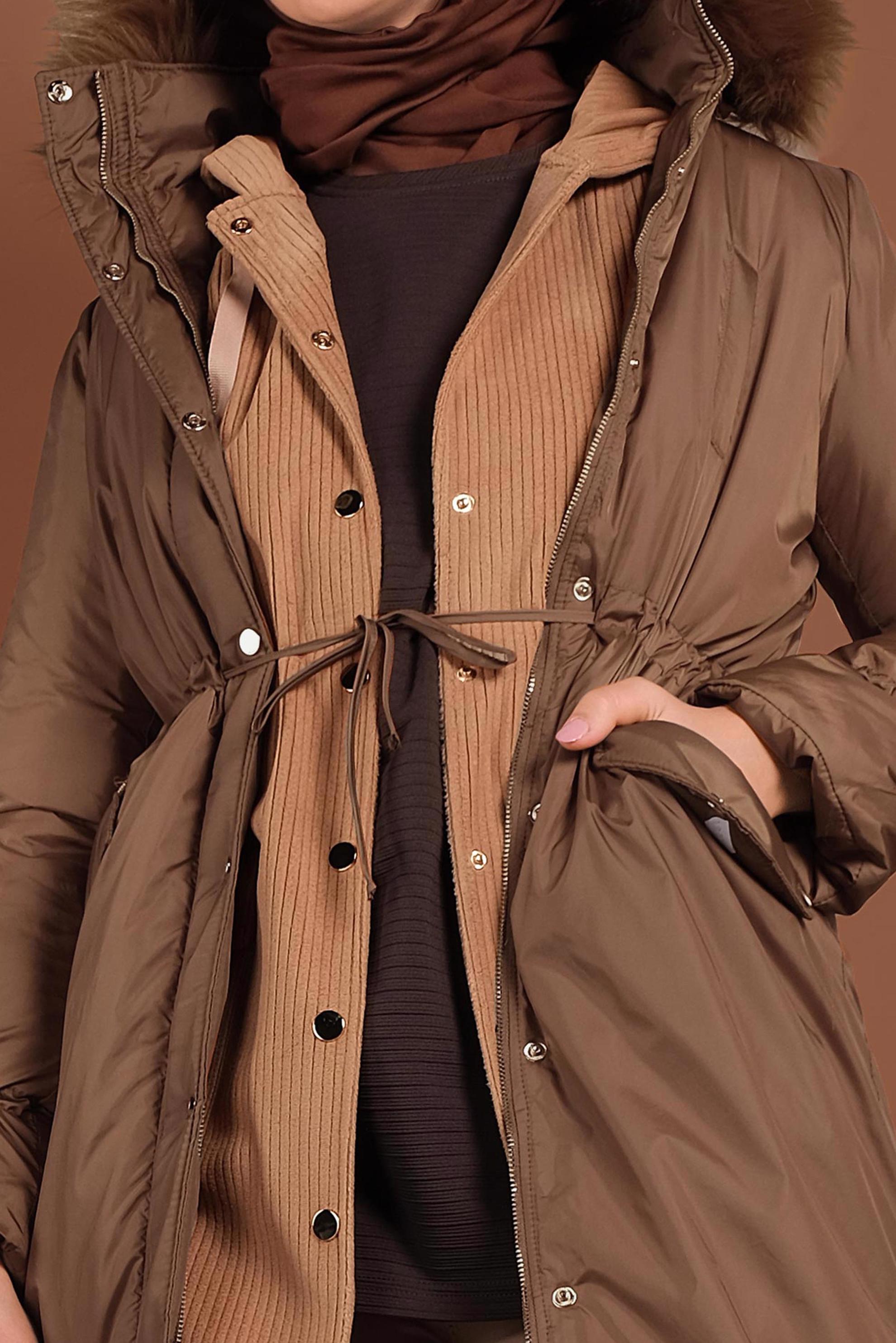 Tesettür giyim TABA BELİ BAĞCIKLI KAPÜŞONLU KABAN 90083 