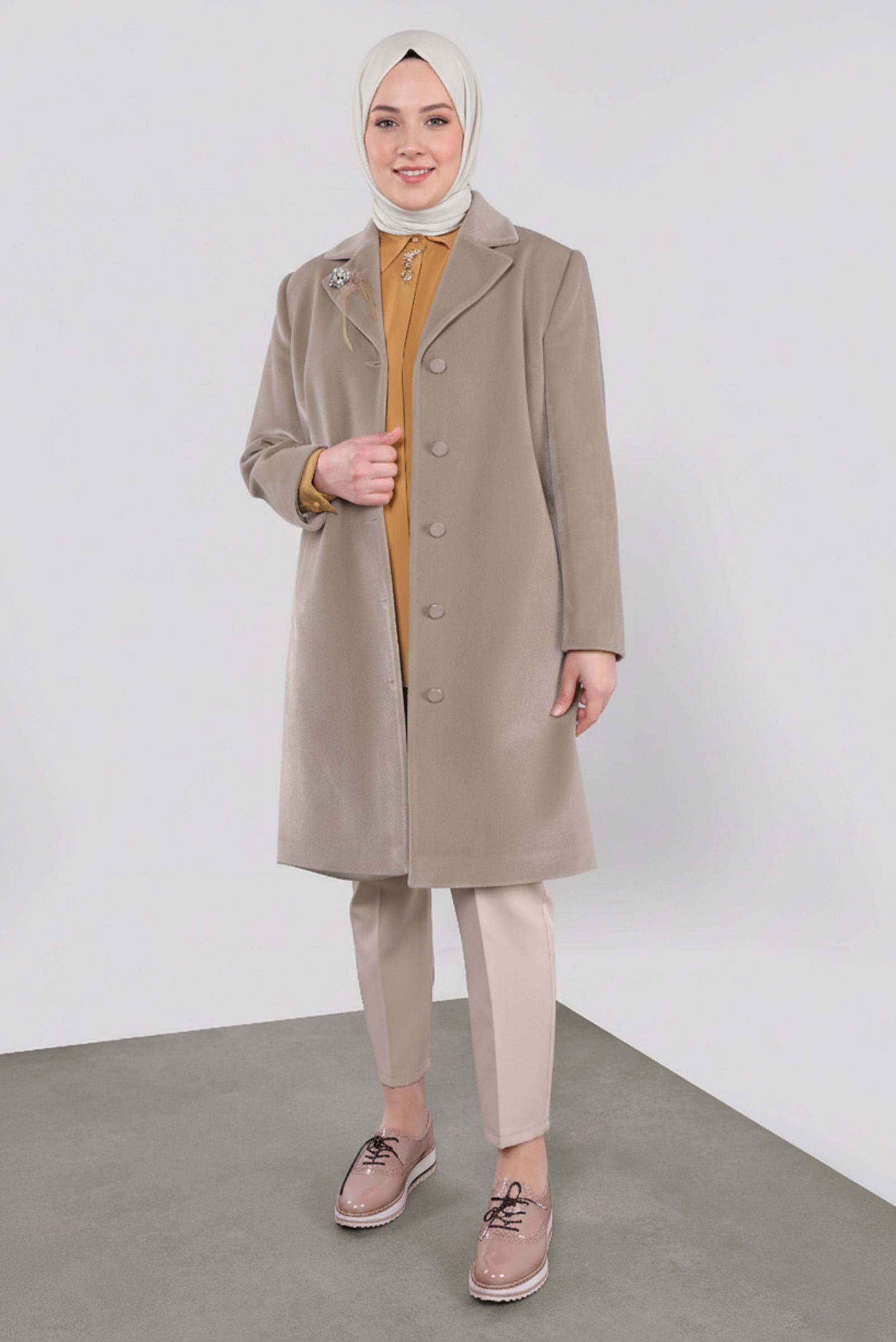 Tesettür giyim BEJ YAKASI BROŞLU KABAN 90090