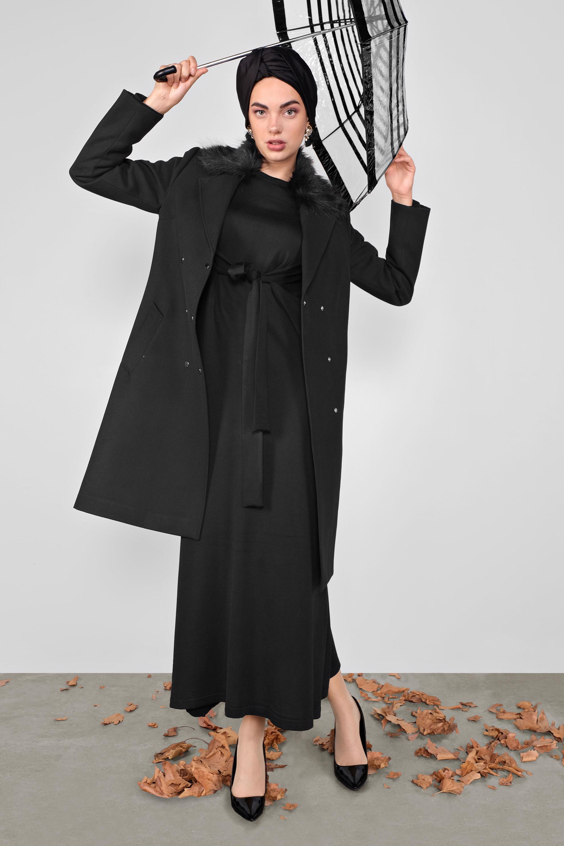 Tesettür giyim SİYAH YAKASI KÜRKLÜ DÜĞMELİ KABAN 90102 