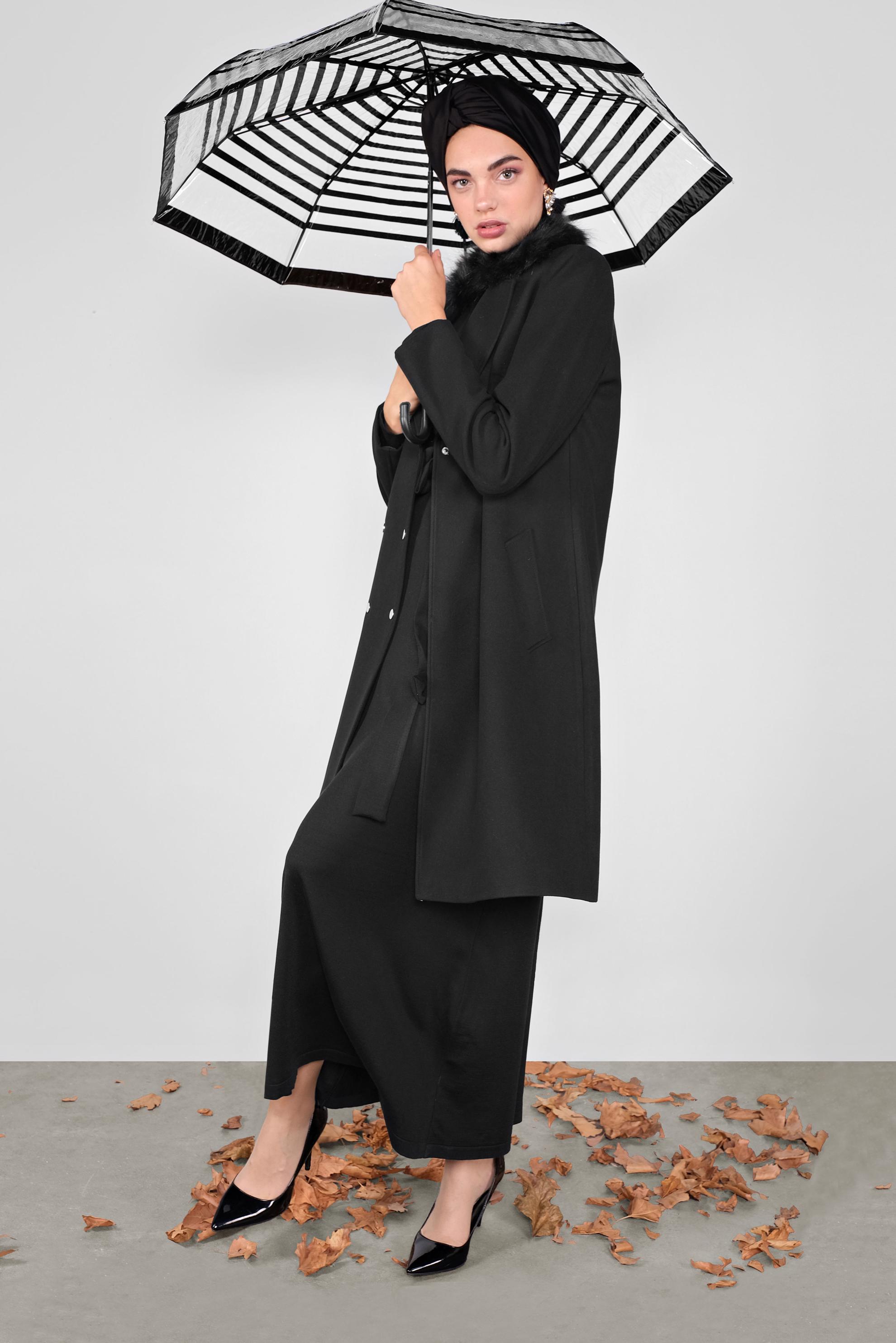 Tesettür giyim SİYAH YAKASI KÜRKLÜ DÜĞMELİ KABAN 90102 