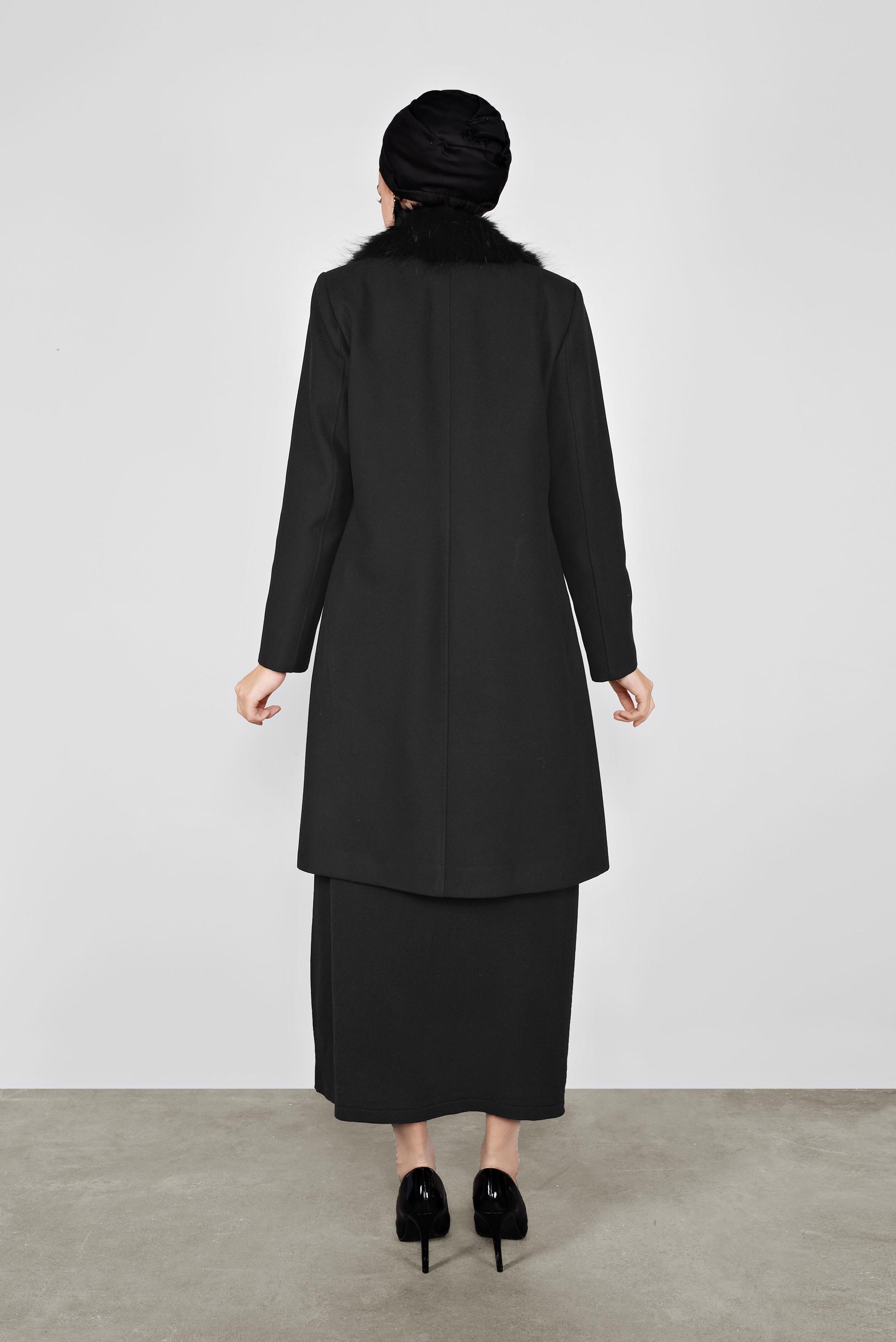 Tesettür giyim SİYAH YAKASI KÜRKLÜ DÜĞMELİ KABAN 90102 