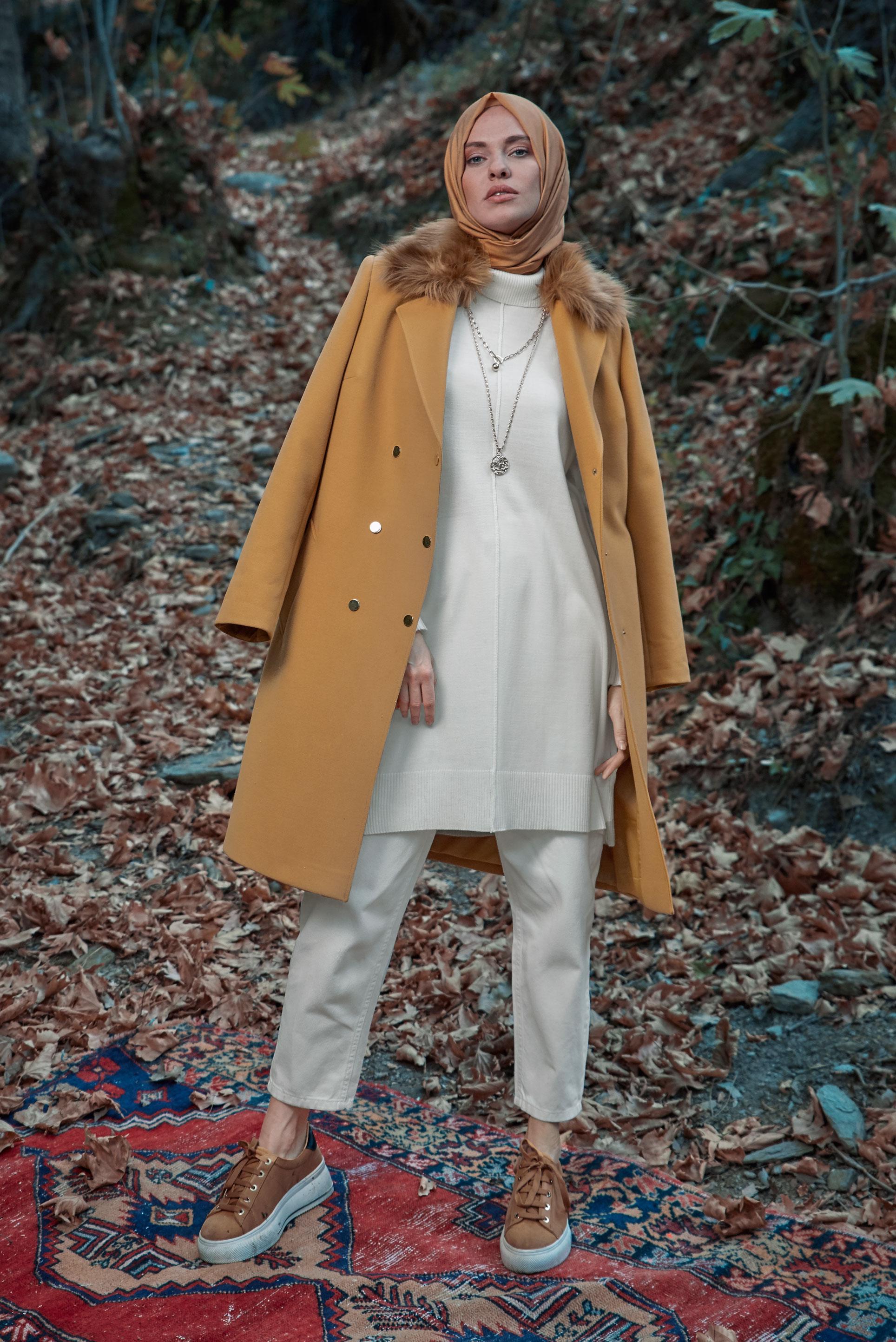 Tesettür giyim SARI YAKASI KÜRKLÜ DÜĞMELİ KABAN 90102 