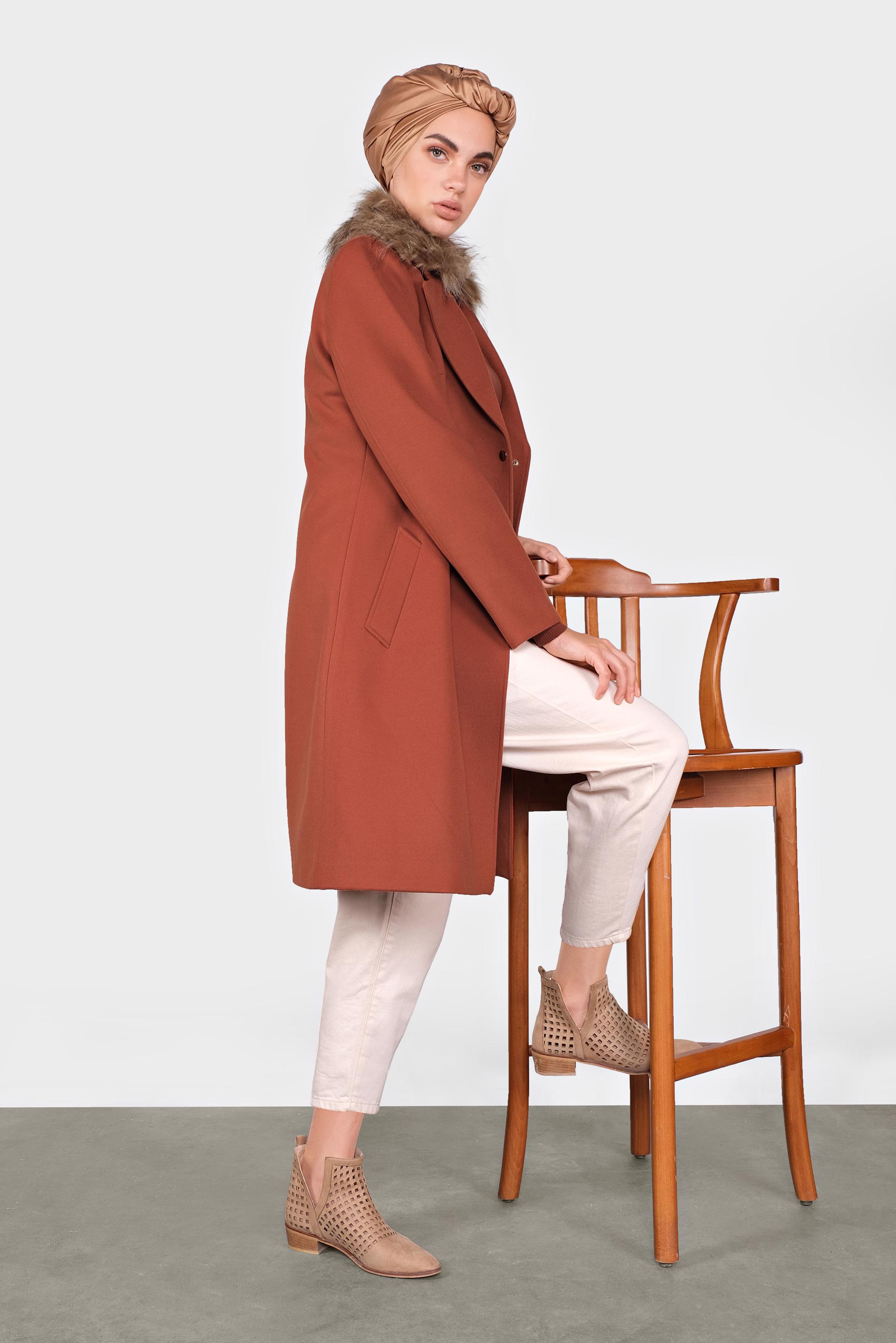 Vêtements hijab BRUN CABAN À COL EN FOURRURE À BOUTONNÉ 90102 