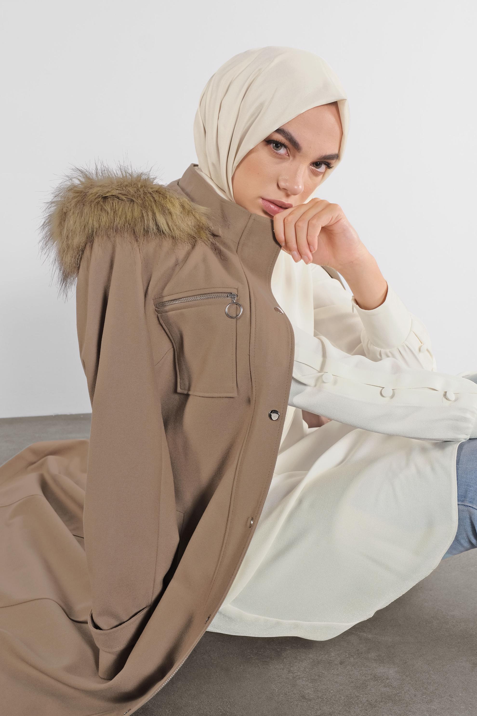 Tesettür giyim BEJ KÜRK DETAYLI KAPÜŞONLU KAŞE KABAN 90105 