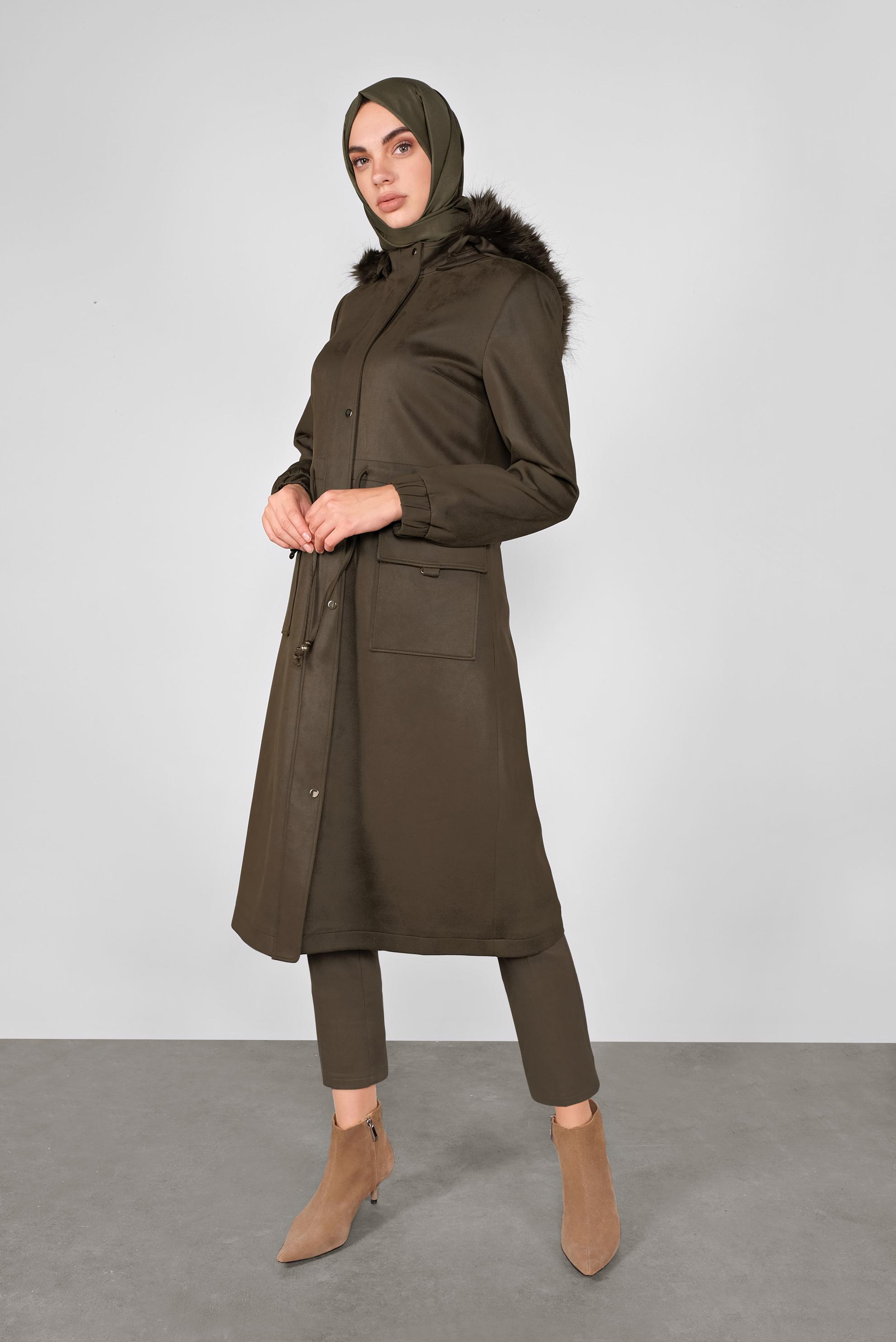 Tesettür giyim HAKİ KAPÜŞONU KÜRKLÜ GABARDİN KABAN 90106 