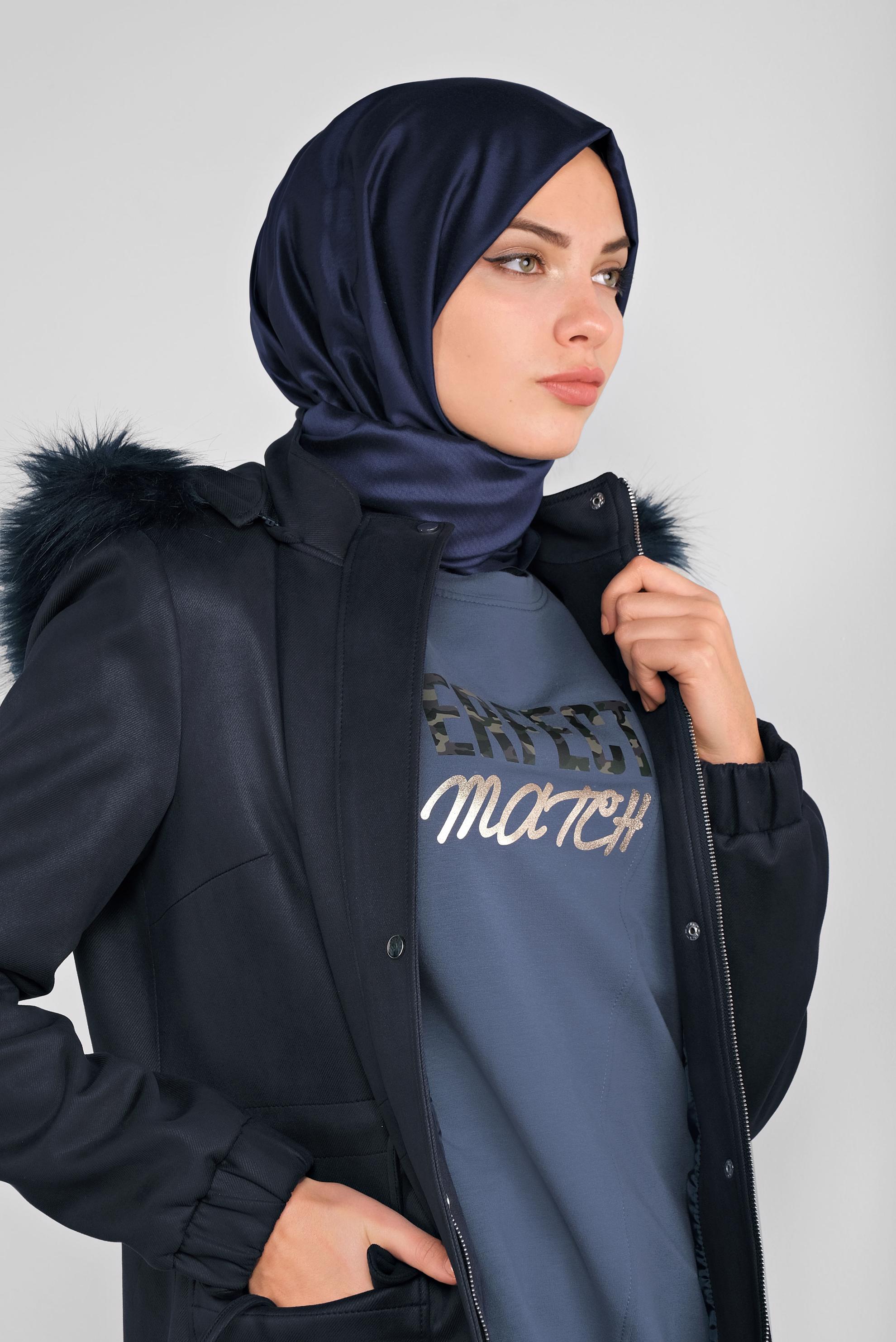 Tesettür giyim LACİVERT KAPÜŞONU KÜRKLÜ GABARDİN KABAN 90106 