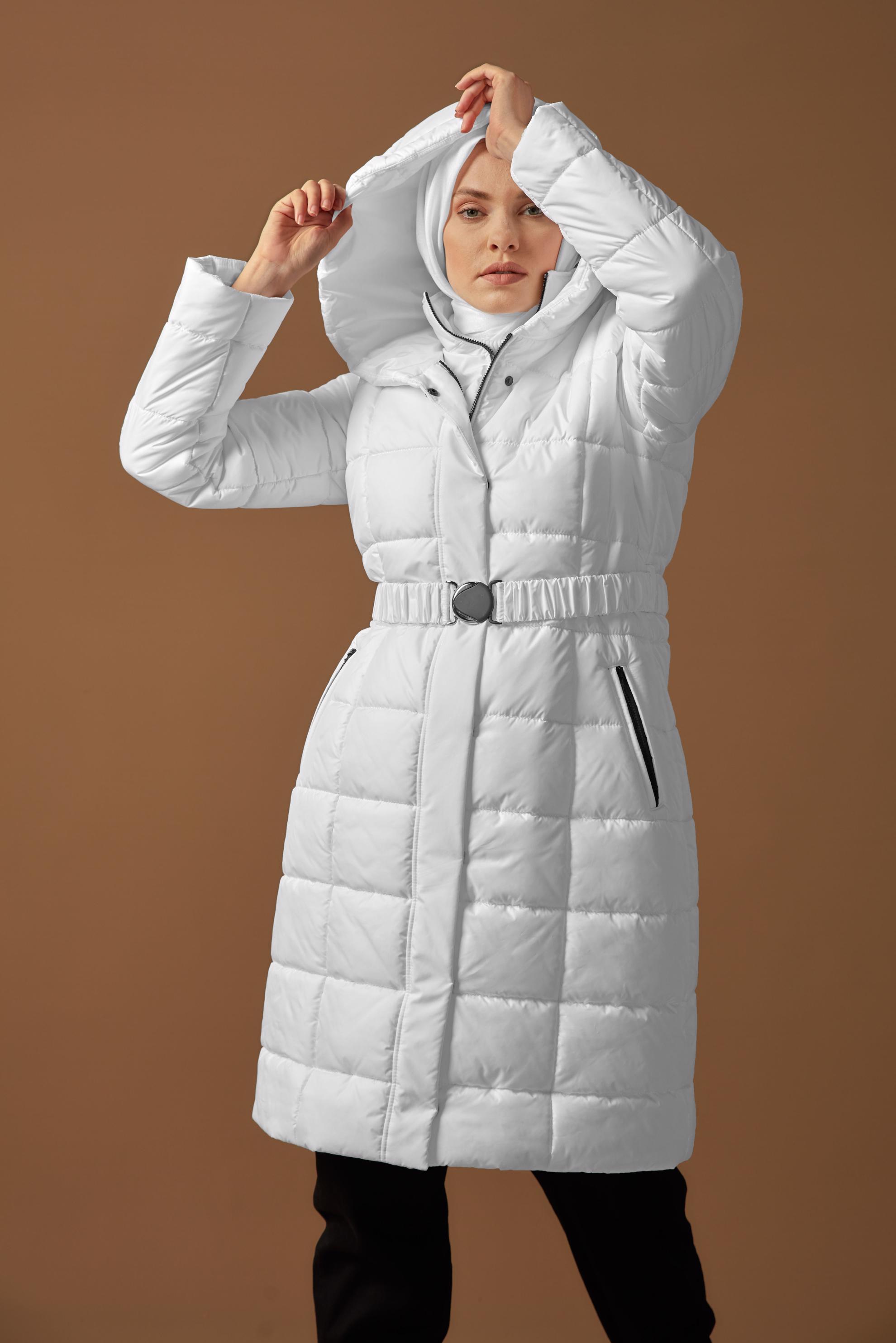 Tesettür giyim BEYAZ KEMERLİ KAPÜŞONLU ŞİŞME KABAN 90109 