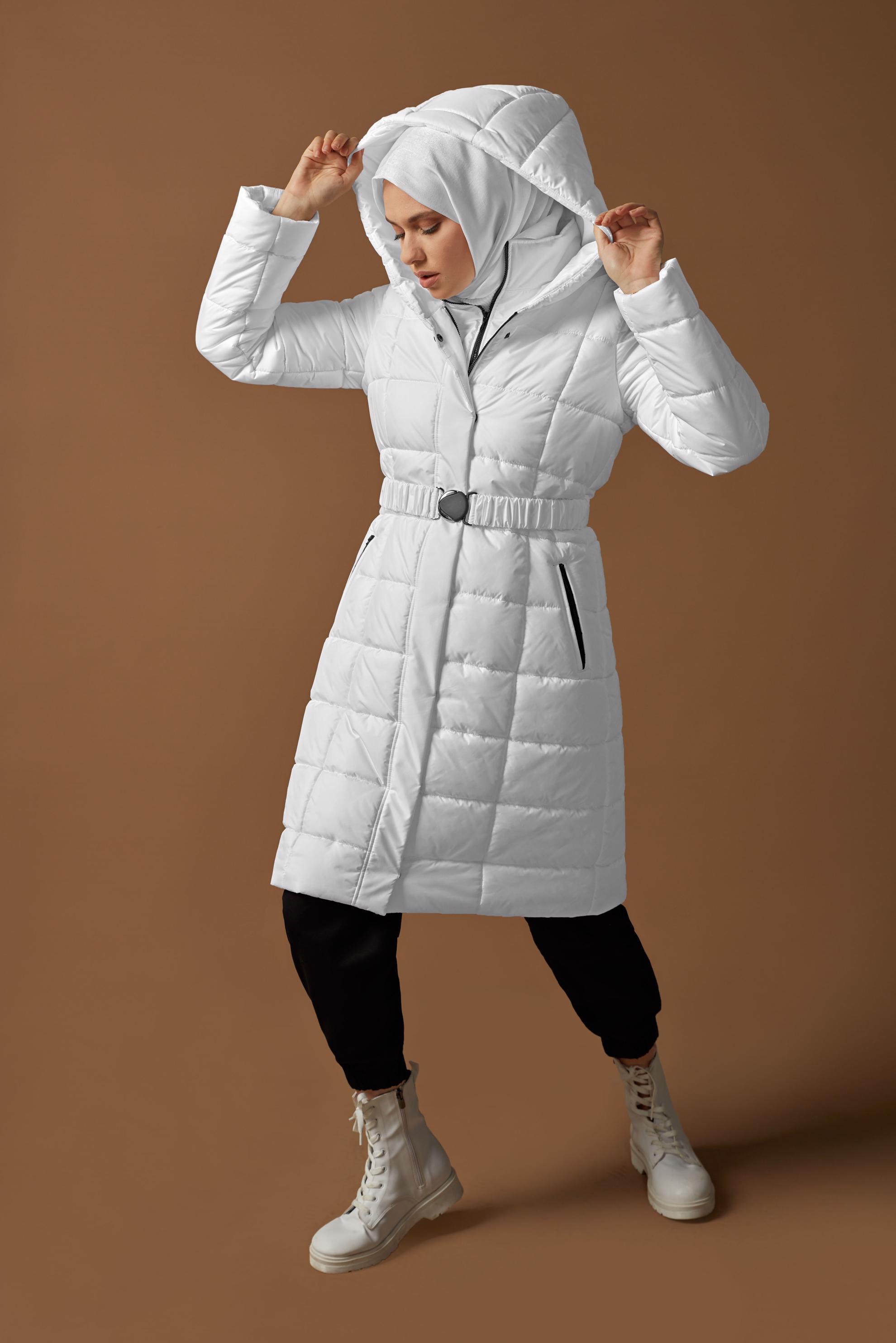 Tesettür giyim BEYAZ KEMERLİ KAPÜŞONLU ŞİŞME KABAN 90109 